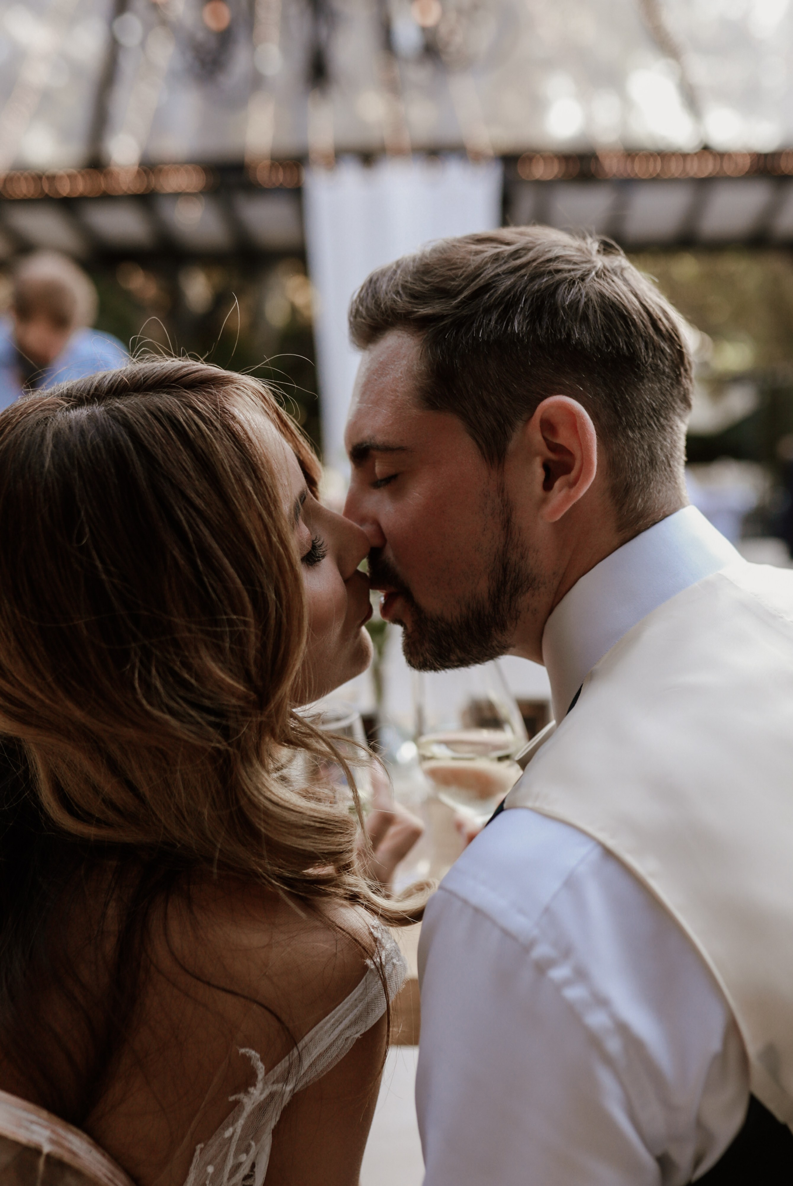 Natürliche Paarfotos im Morrhof mit mediterraner Architektur 