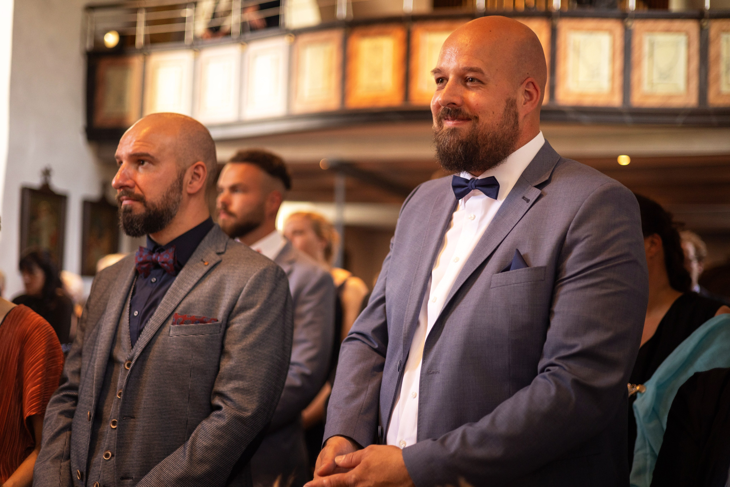 Braut und Bräutigam bei der Trauzeremonie in der katholischen Kirche in Schwagsdorf, festliche Atmosphäre.