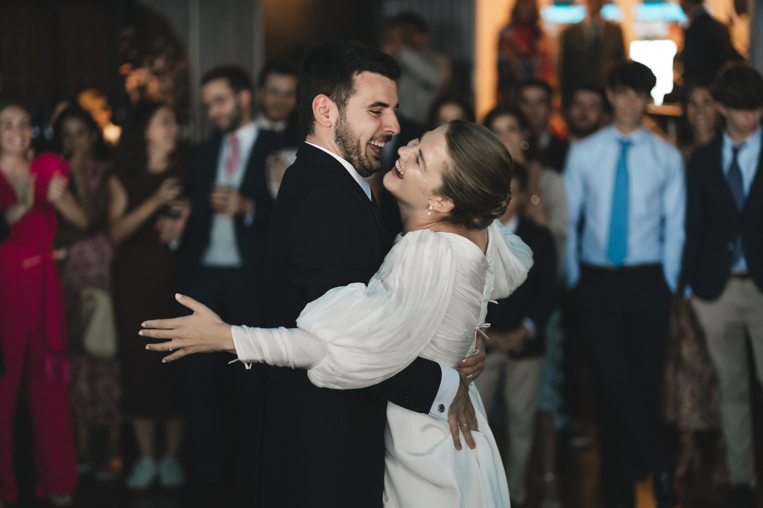 Elegancia y alegría familiar. Boda de Andrés y Lucía en San Sebastián. Holigood foto y video reportaje de bodas en San Sebastián y Europa