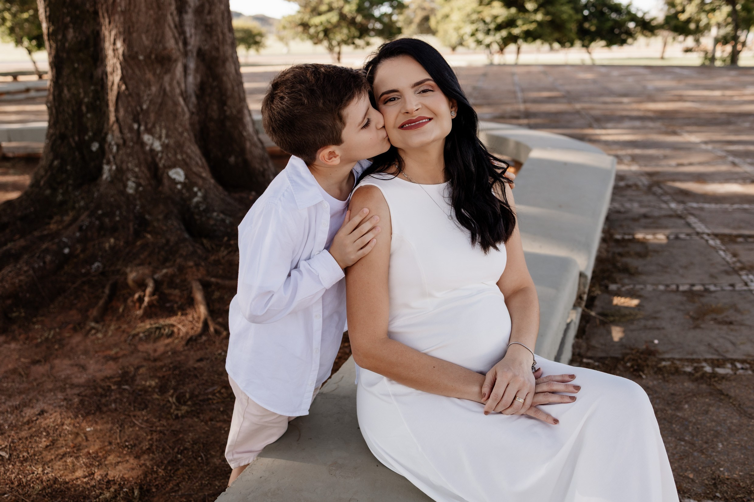Filho beija mãe grávida em ensaio gestante