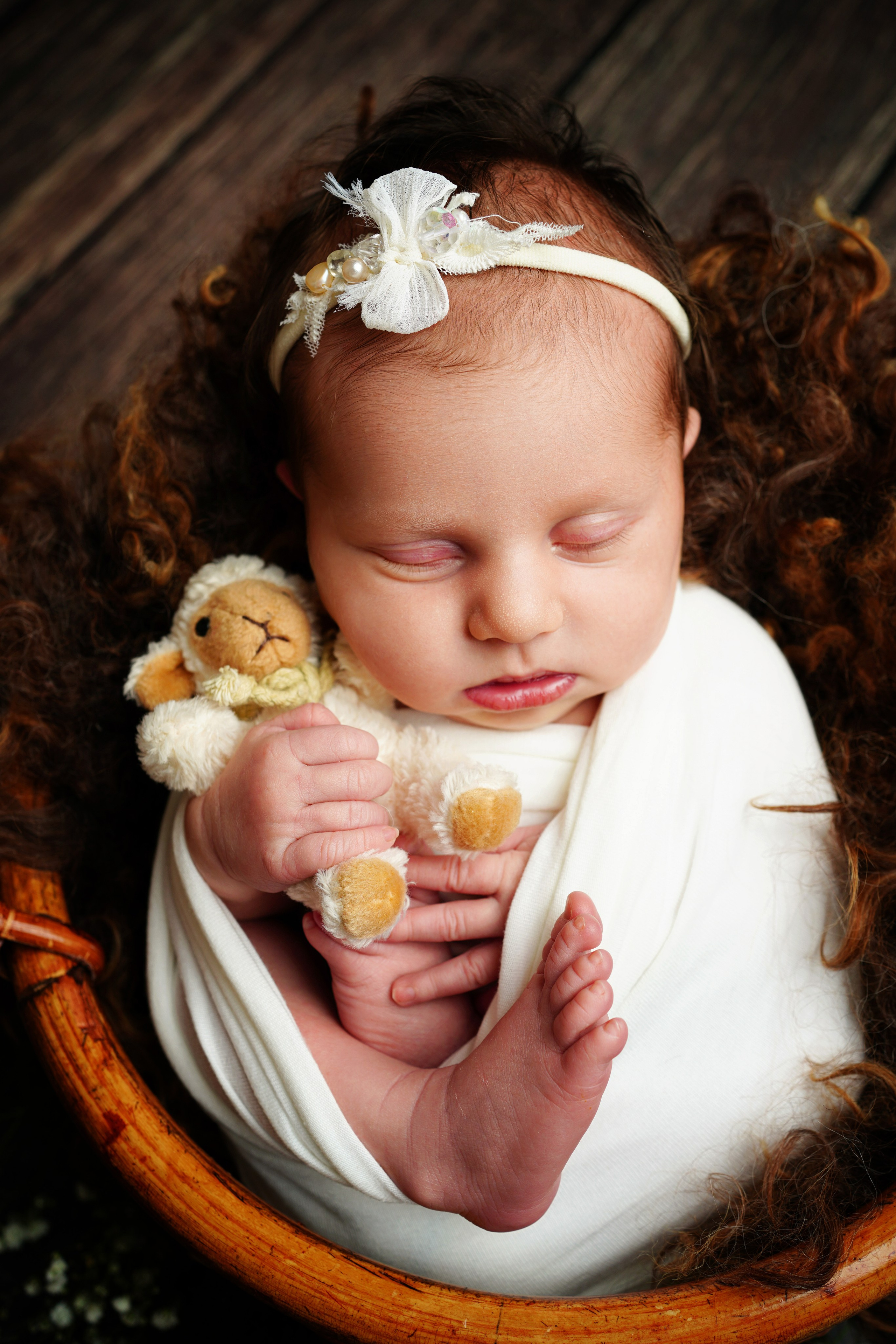 Baby schläft entspannt in Körbchen während Studio-Aufnahme