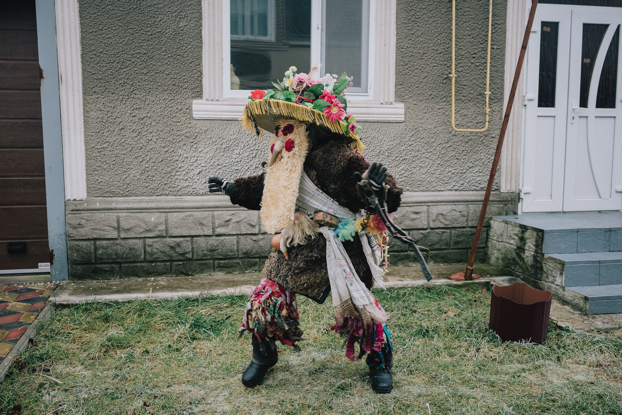 Malanca is a spectacular folk tradition, especially common in the communities of northern Moldova and Bukovina, with deep roots in New Year’s customs. It usually takes place on the night of December 31st to January 1st and marks the transition between years through a blend of folk theater, traditional costumes, music, dance, and humor.Participants – known as malancari – dress up as symbolic characters, often inspired by mythology, history, or rural life: death, the soldier, the bride, the bear, the gypsy, the devil, the old man, and many more. They go from house to house or take part in organized village parades, accompanied by drums, flutes, and distinctive sounds. The message behind it is to chase away evil and attract good fortune, fertility, and abundance in the new year.In some areas, Malanca has evolved into a true display of folk art, with groups preparing costumes, scripts, and music months in advance. It is an authentic way of preserving cultural identity and celebrating community spirit.