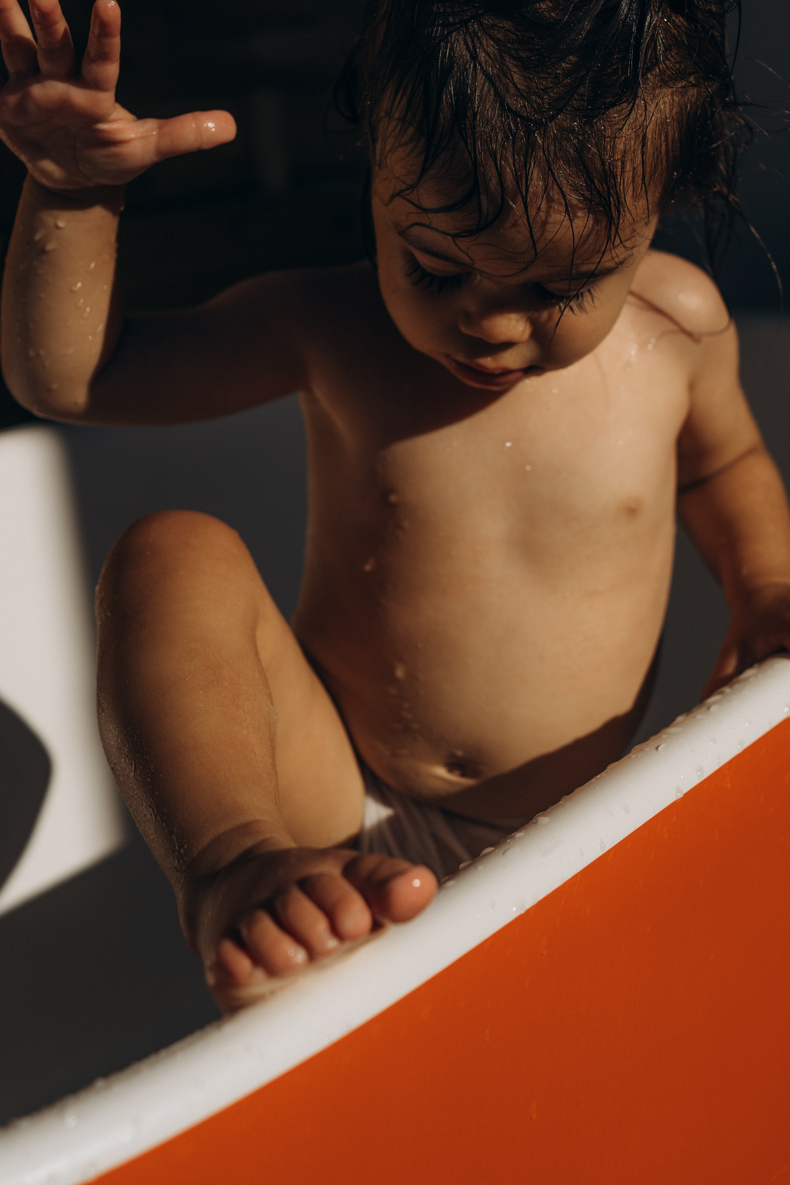 Spakly splashes. Family photographer in Helsinki, Victoria Guadagno