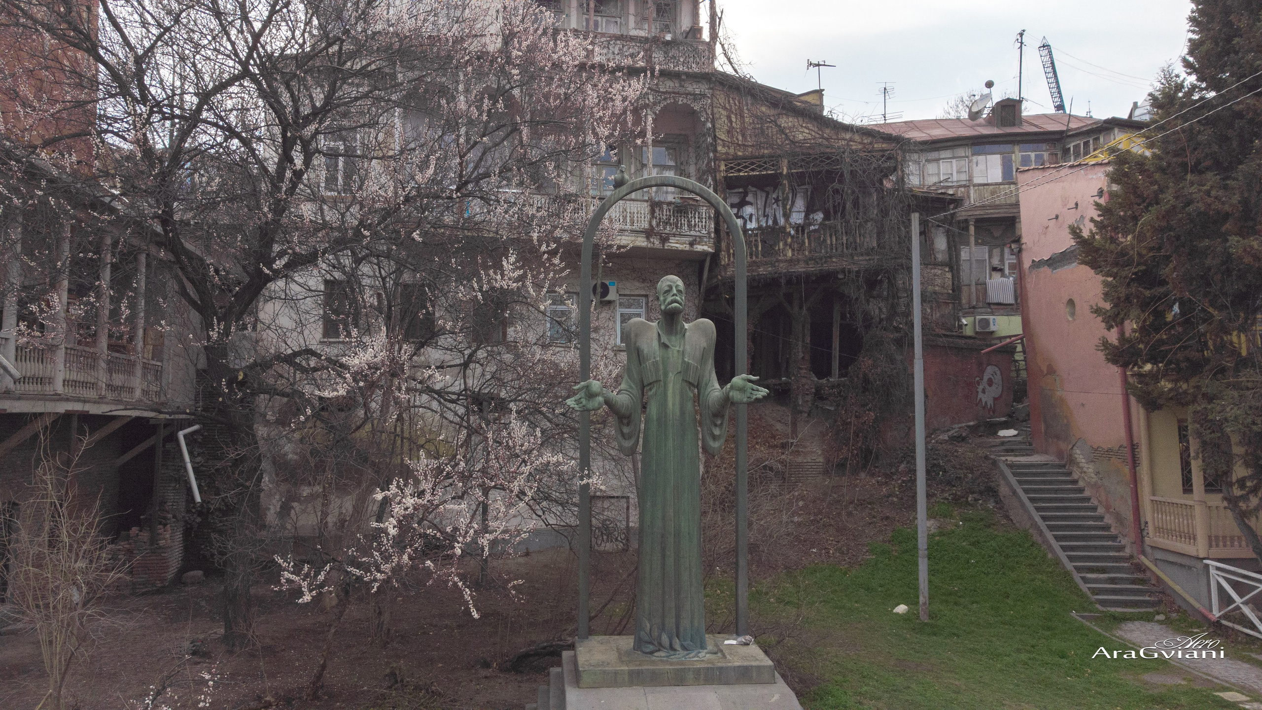 ჩანახატი იეთიმ გურჯის სკვერიდან. FramefreeMan