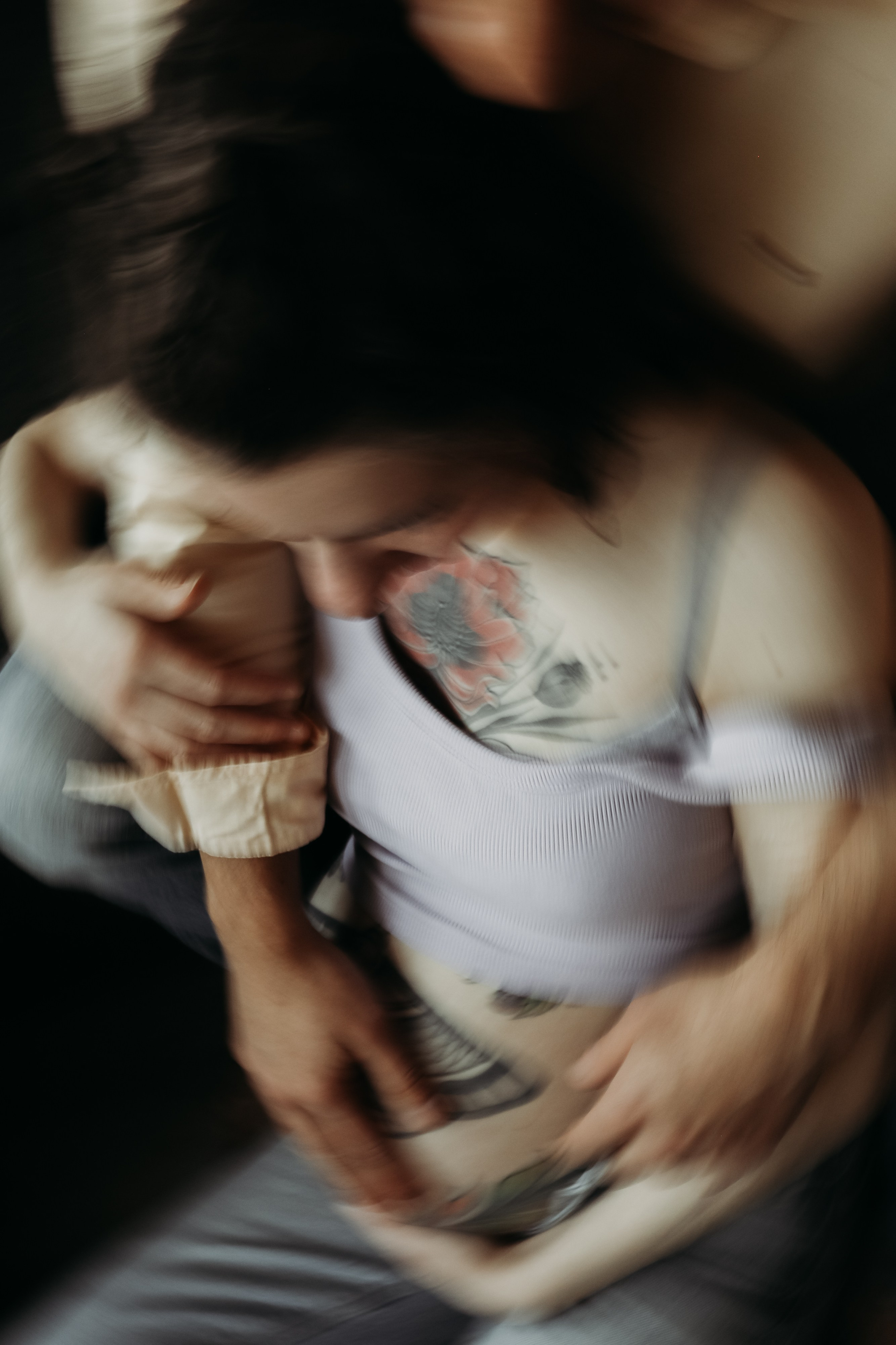 Schwangerschaftsbauch mit liebevoll gehaltenen Händen – emotionale Babybauchfotos