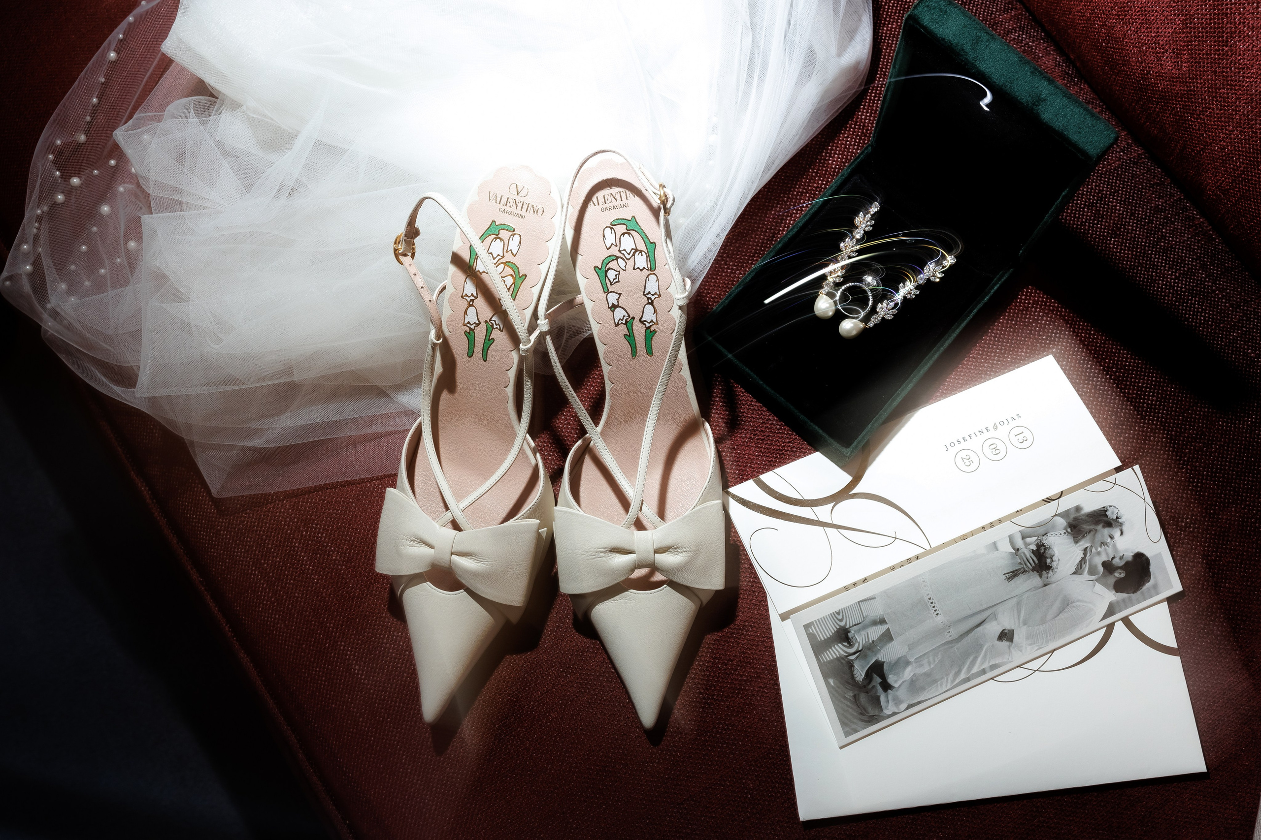 Detailaufnahme der Brautschuhe, Schmuck und Einladung zur Hochzeit