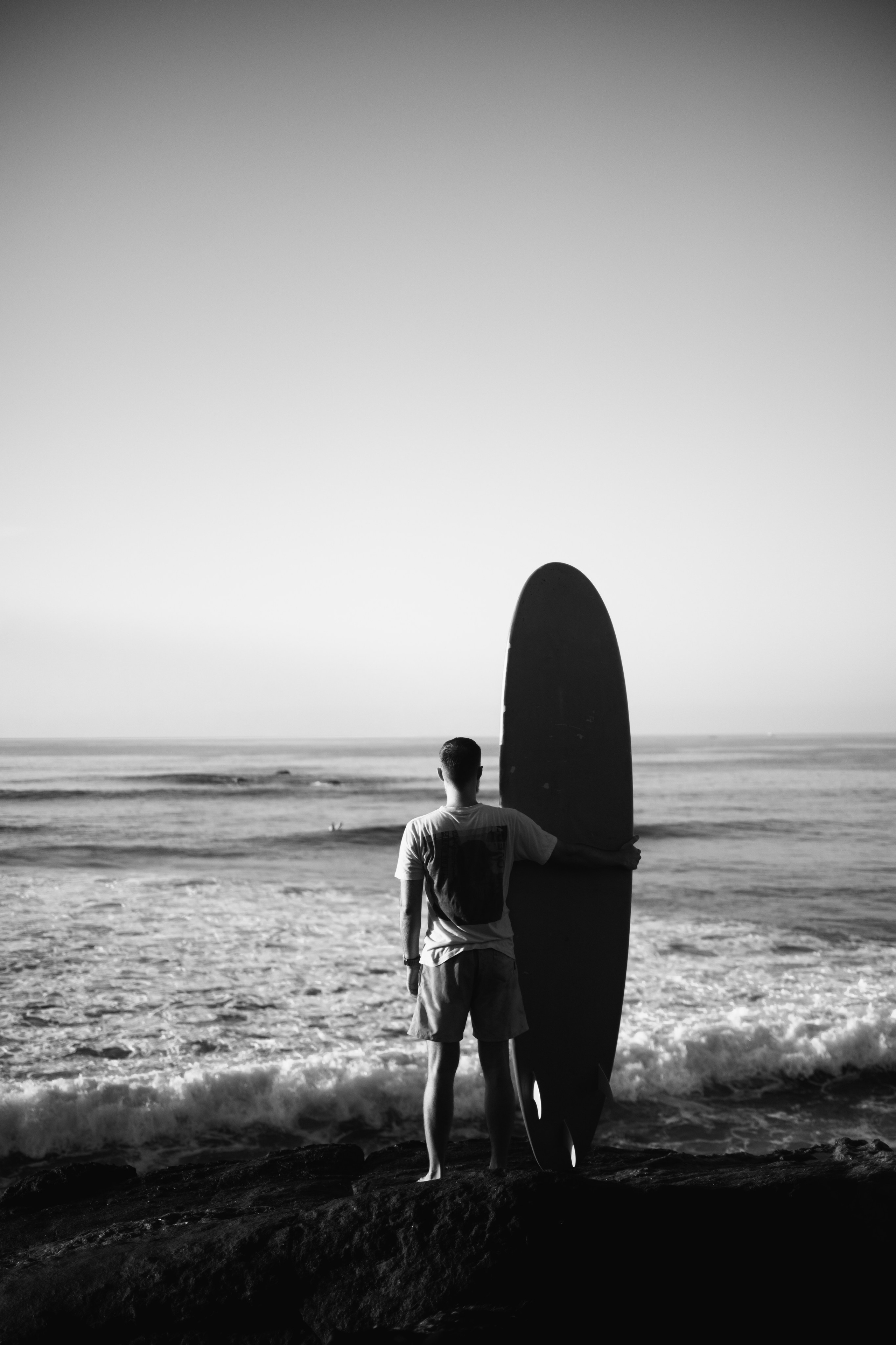 Photoshoot with a surfboard | BW