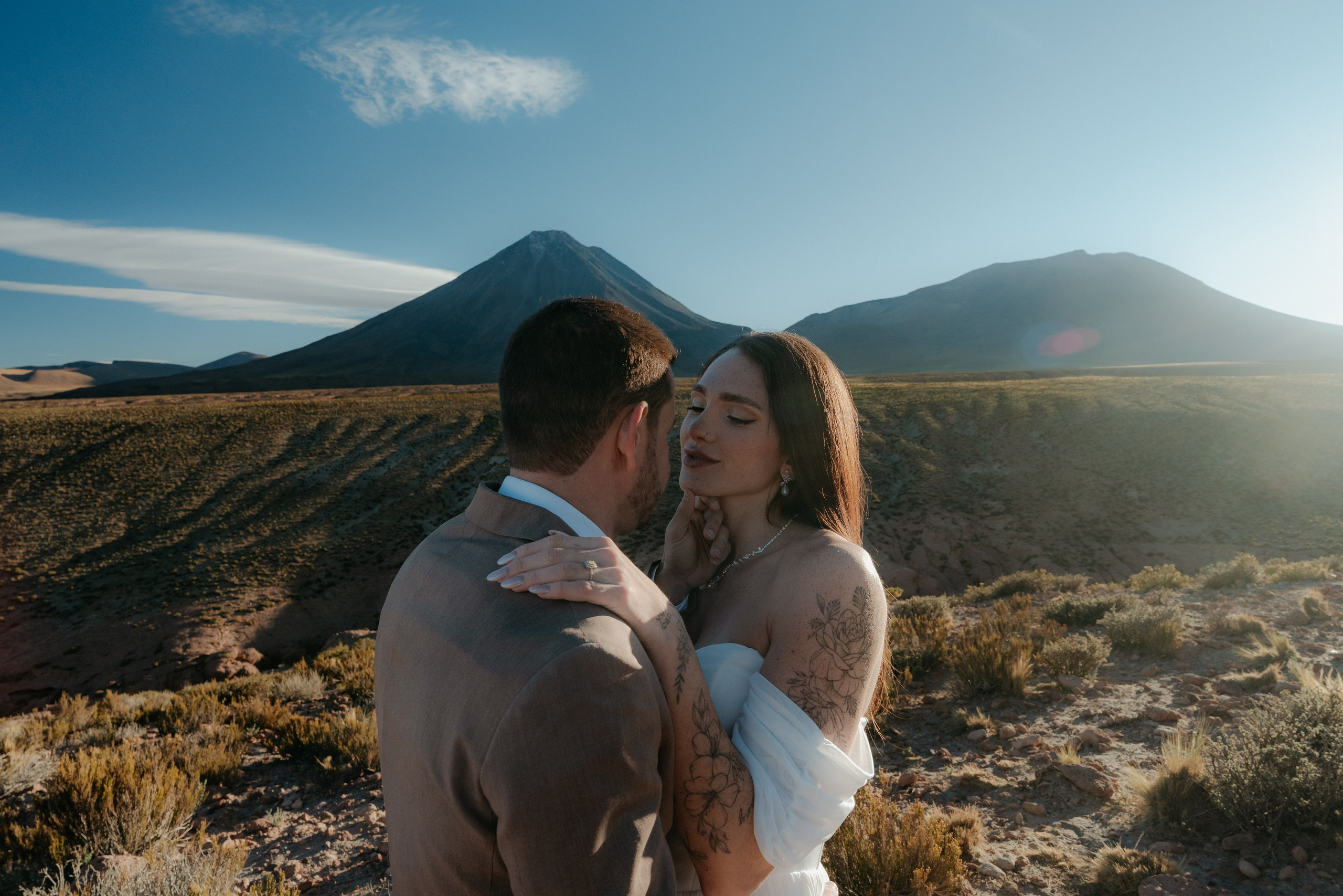 Pre-wedding no mirante do vulcão Licancabur. Photographer in San Pedro de Atacama