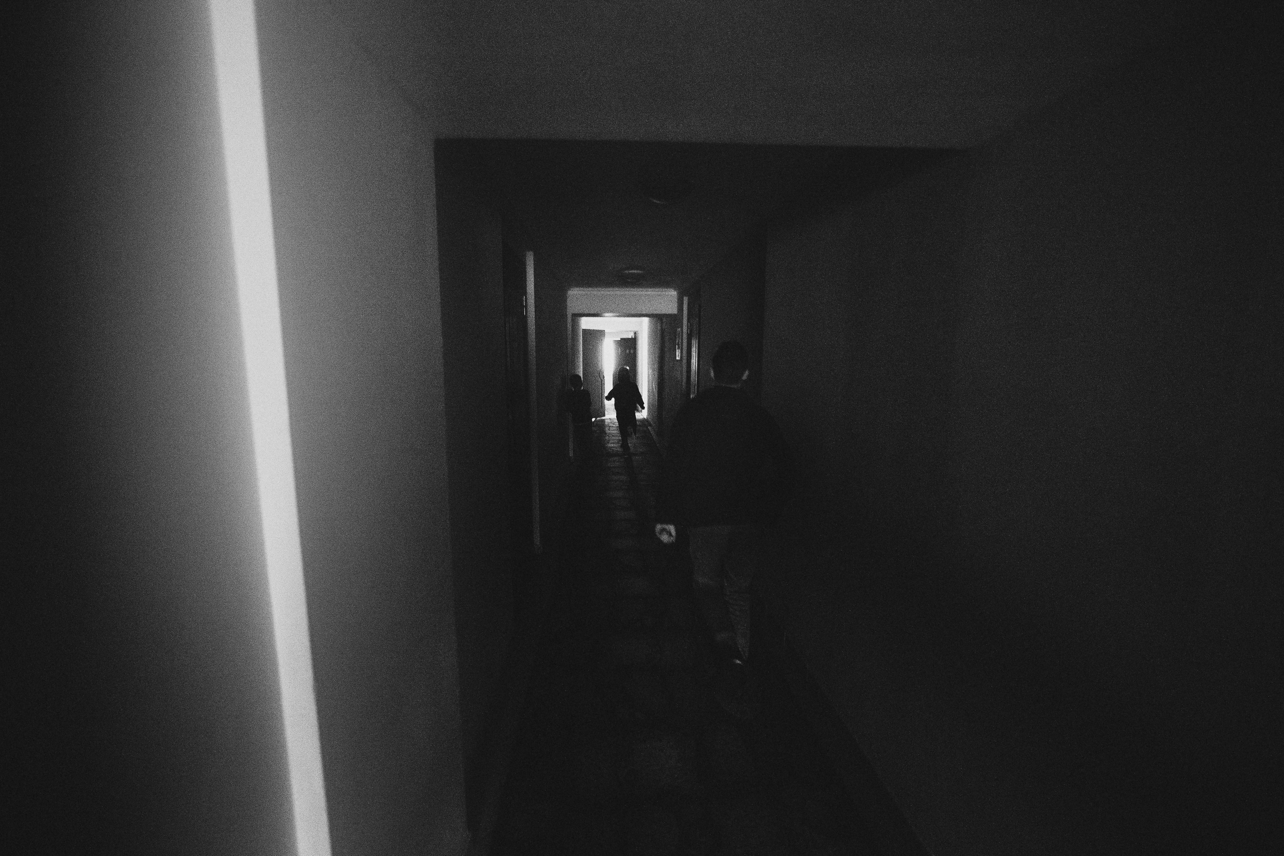  социальная фотография Детский дом бегущие дети по коридору свет из окна