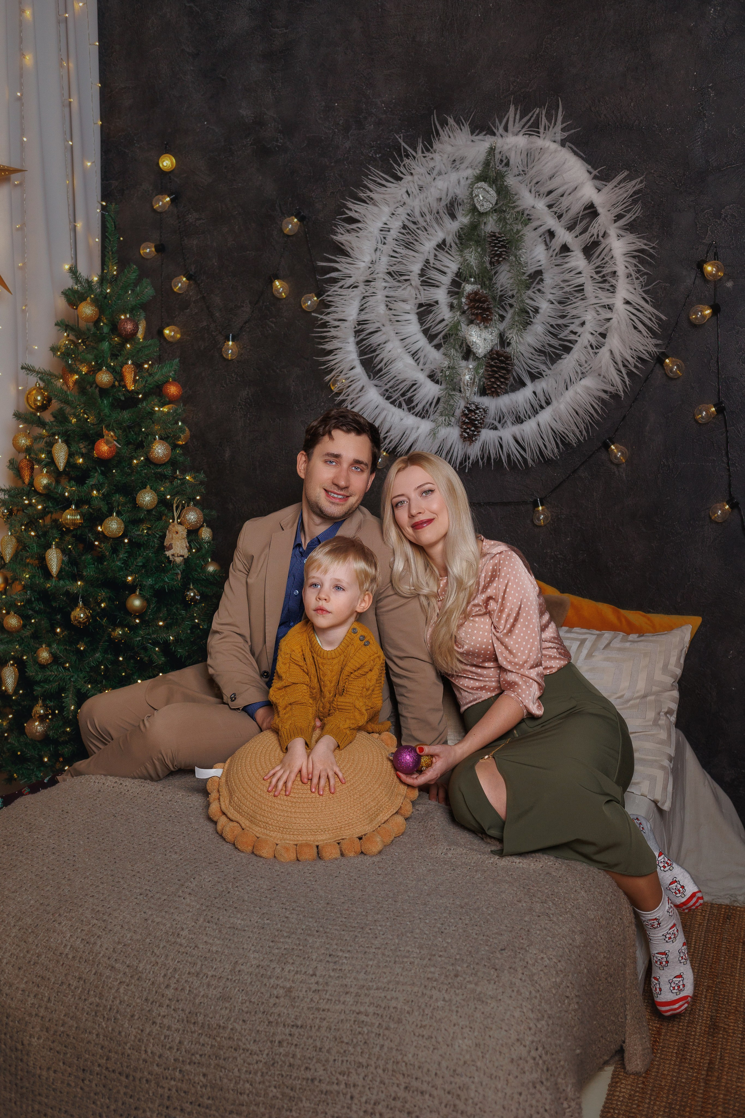 Christmas photo shoot for a large family. Family photographer in Vilnuis Svetlana Naumova