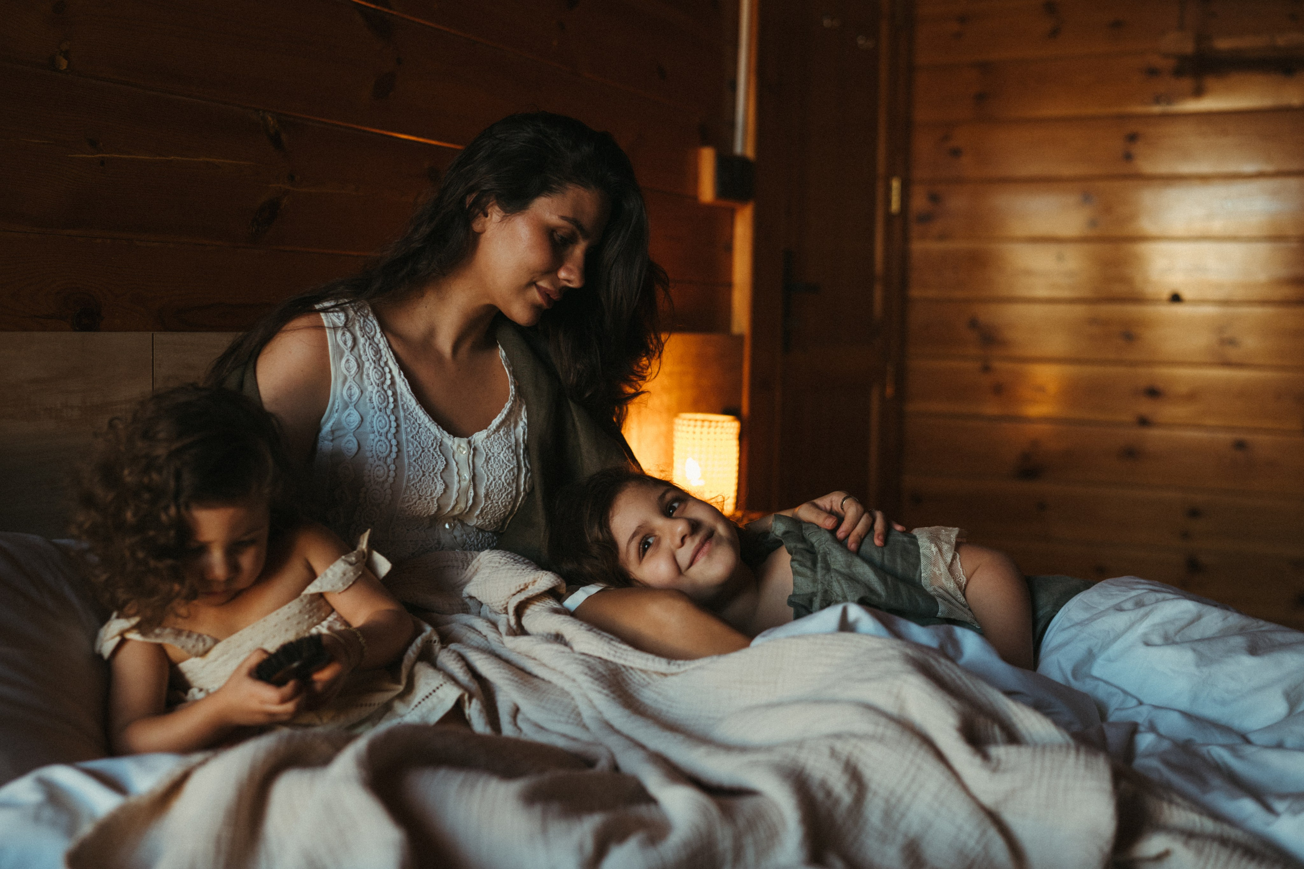 Amnah with daughters. Family photographer in Saudi Arabia