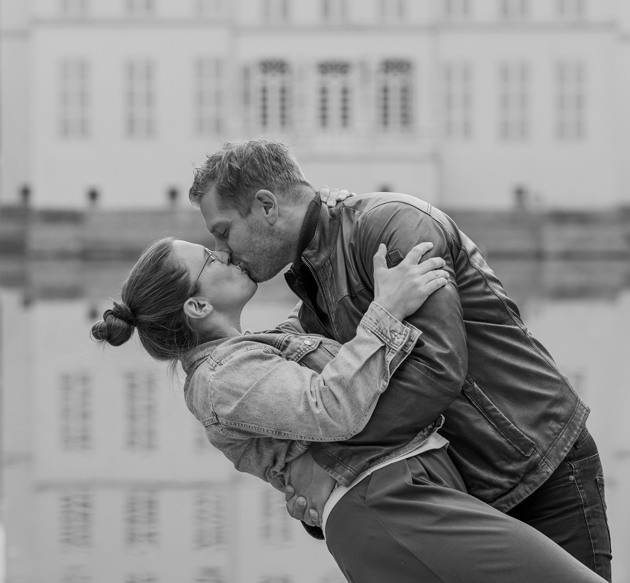 Koppel deelt kus bij ondergaande zon