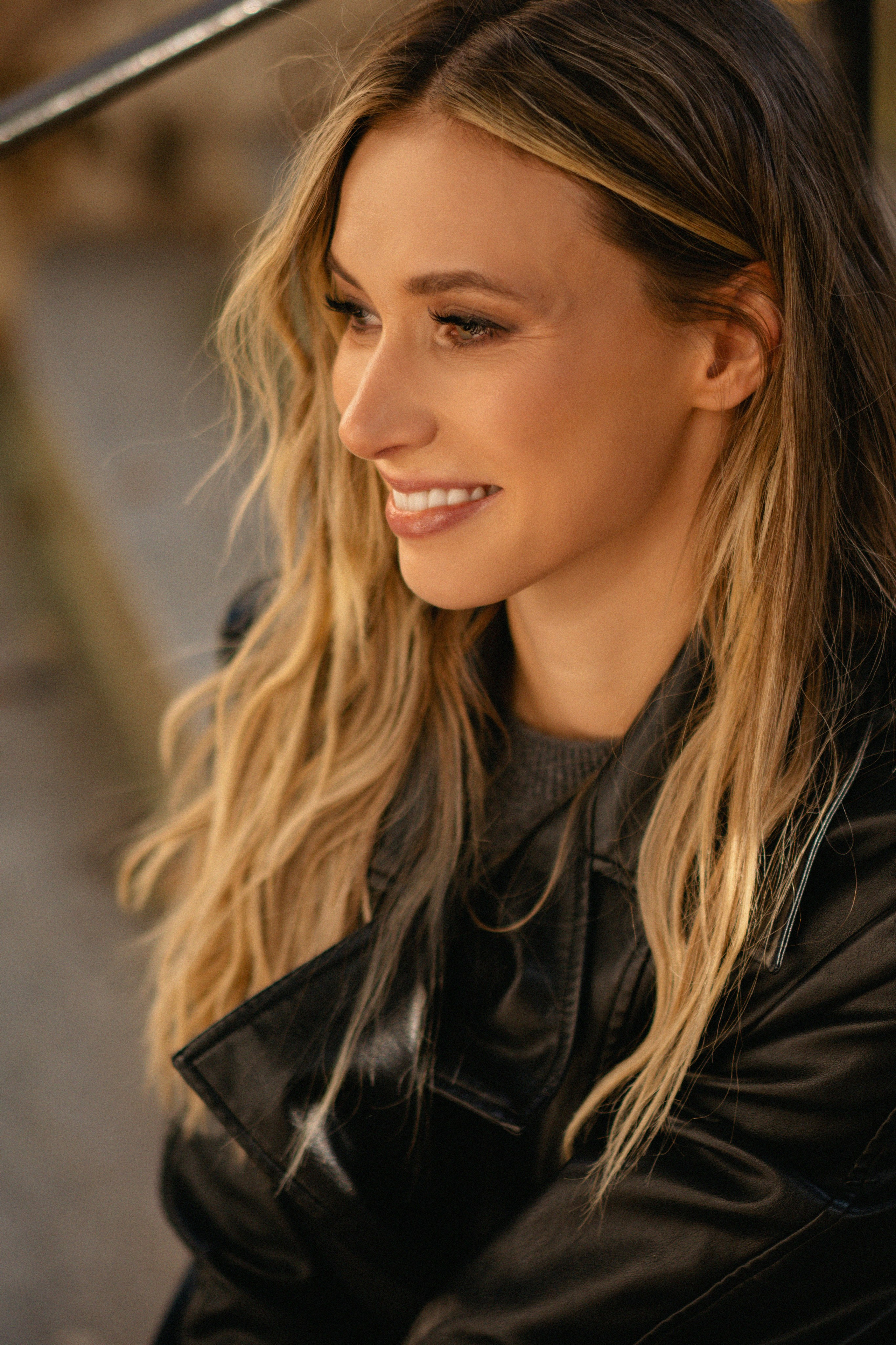 Осенний свет. Теплый портрет на фоне Парижа. Ksenia Marchand/ Lifestyle фотограф в Париже