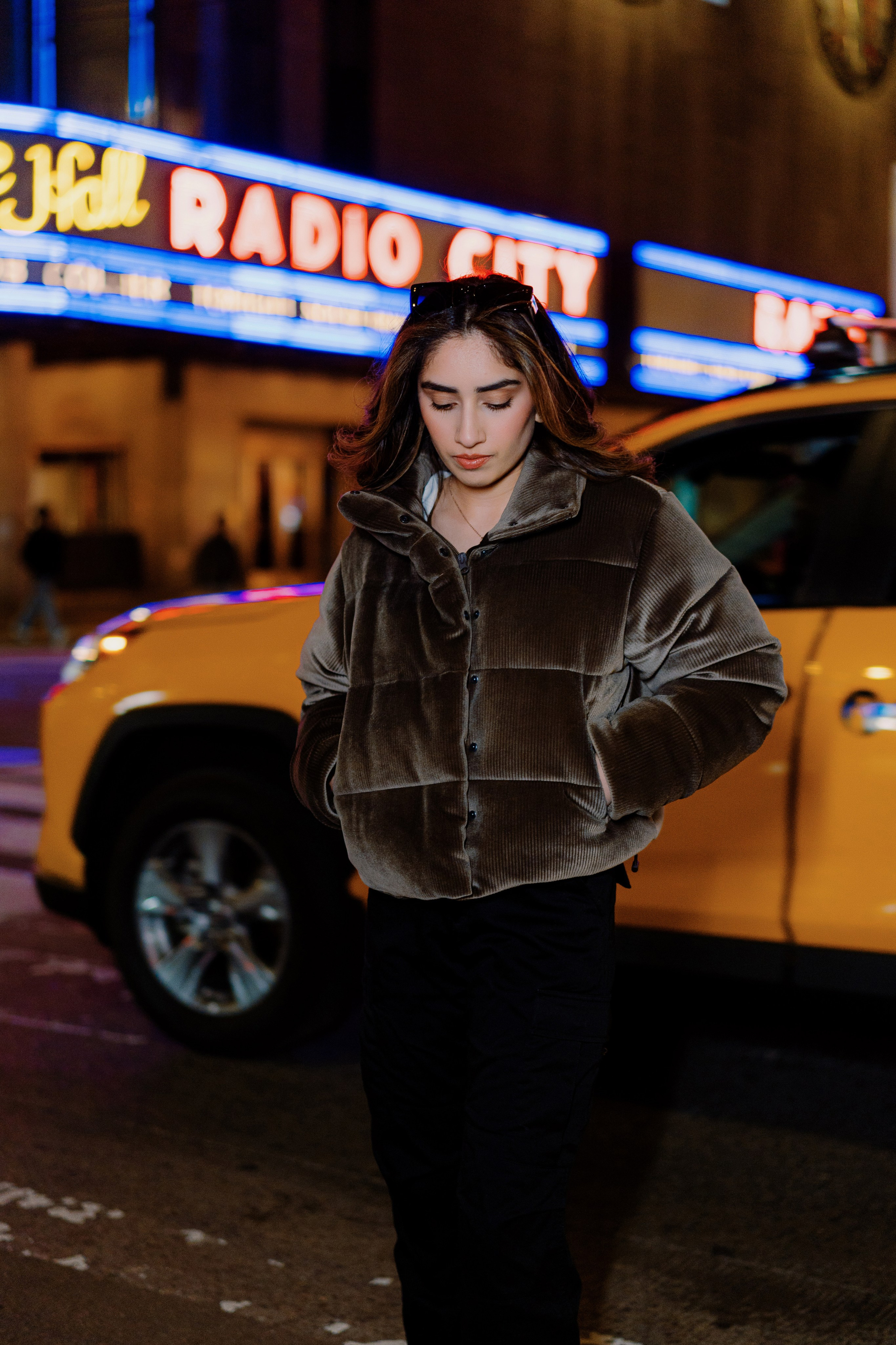 Two sisters in Times Square. Videographer and photographer in New York // MAKAROV.VIDEO