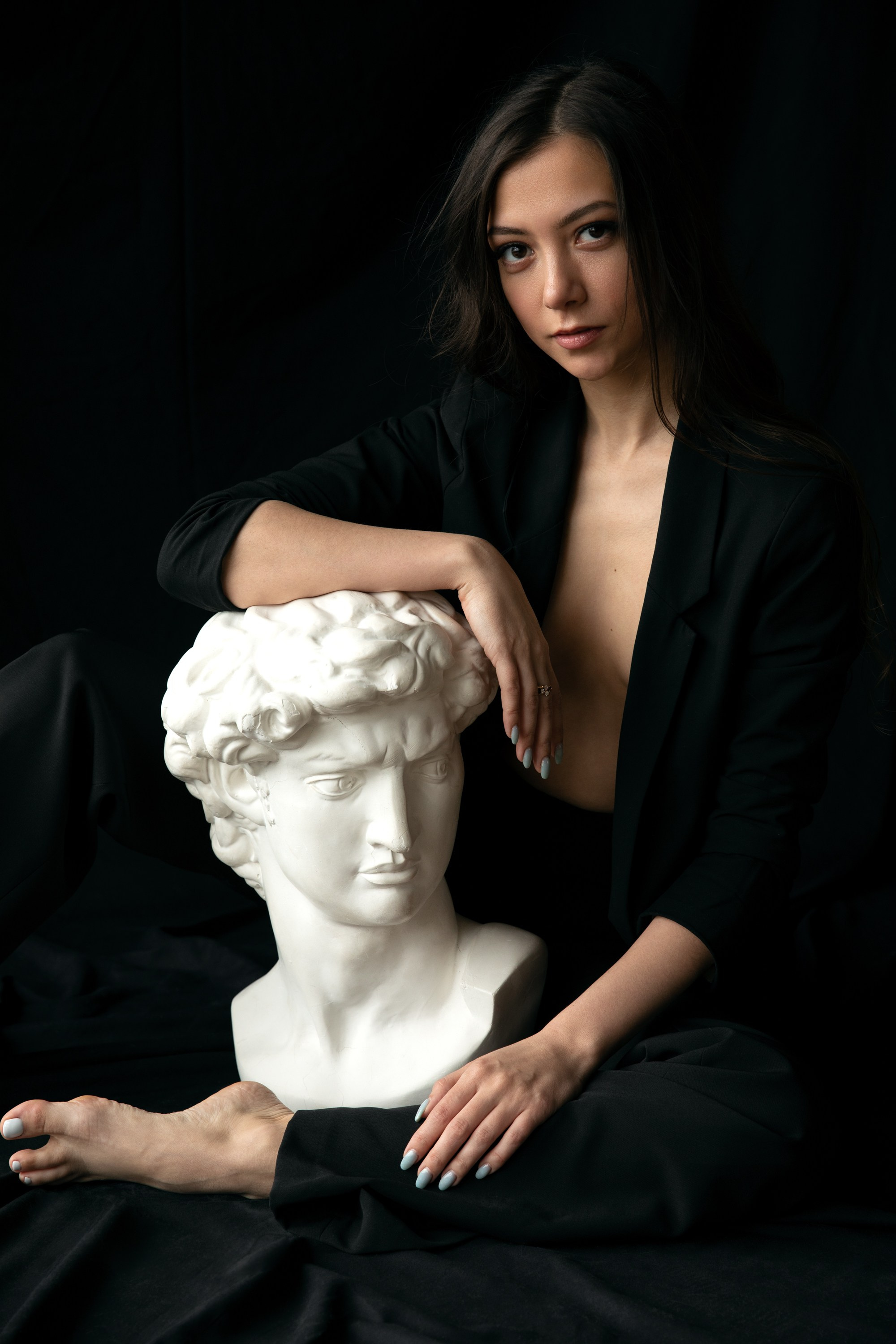 Fine-Art-Porträt mit David-Büste und schwarzem Anzug
