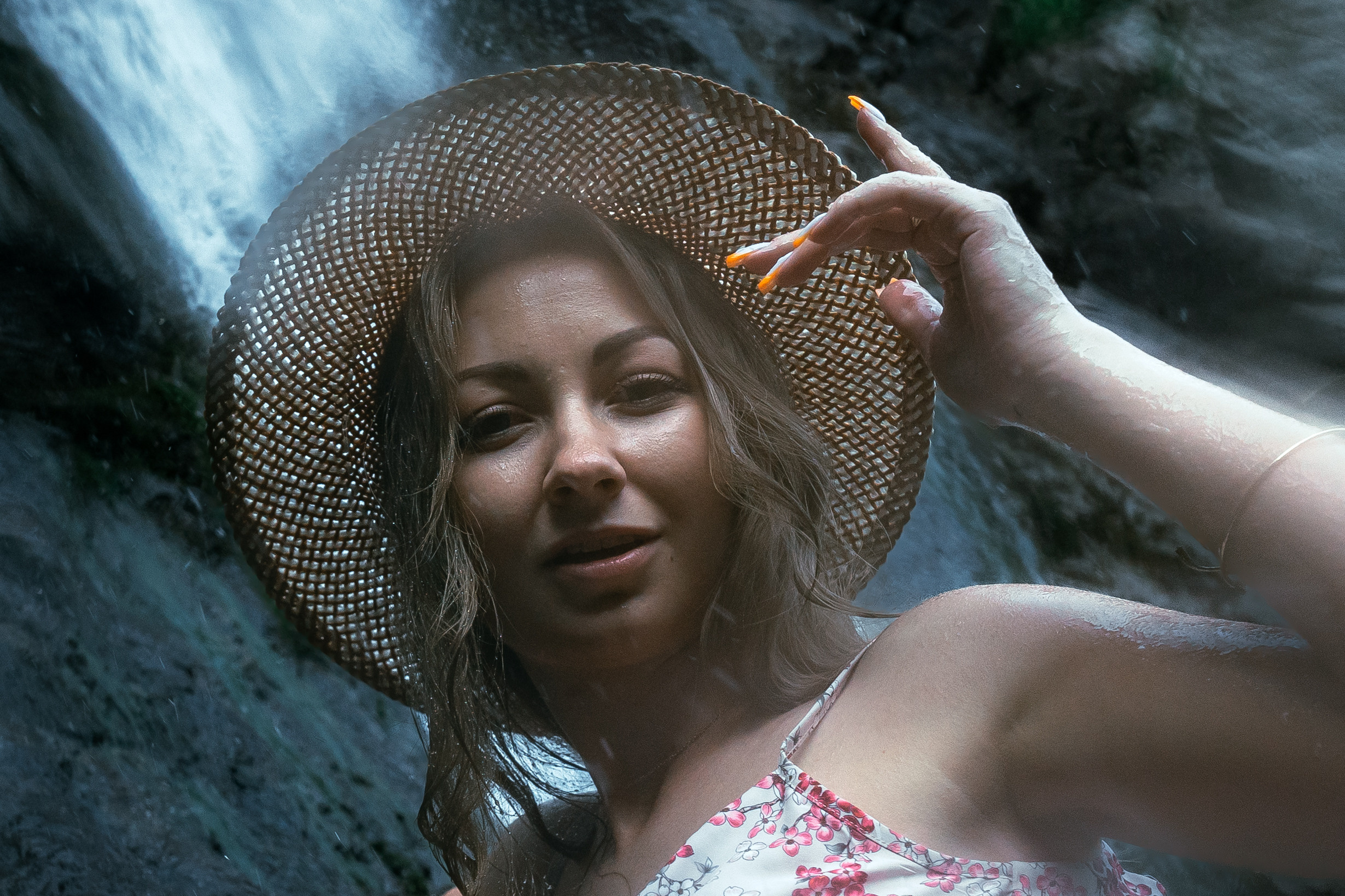 Kate. Waterfall. Георгий Намазов | Фотограф в Ташкенте