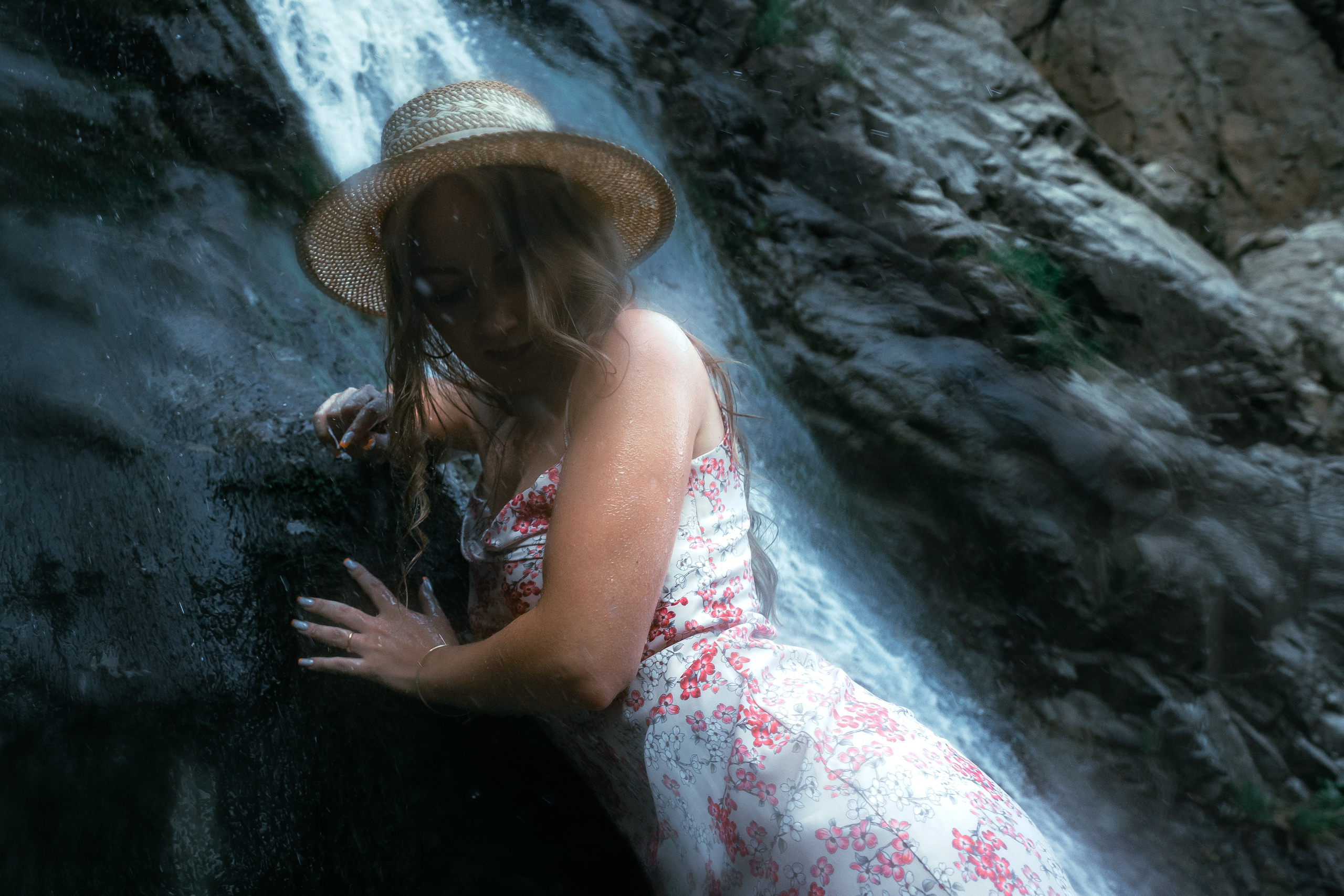 Kate. Waterfall. Георгий Намазов | Фотограф в Ташкенте