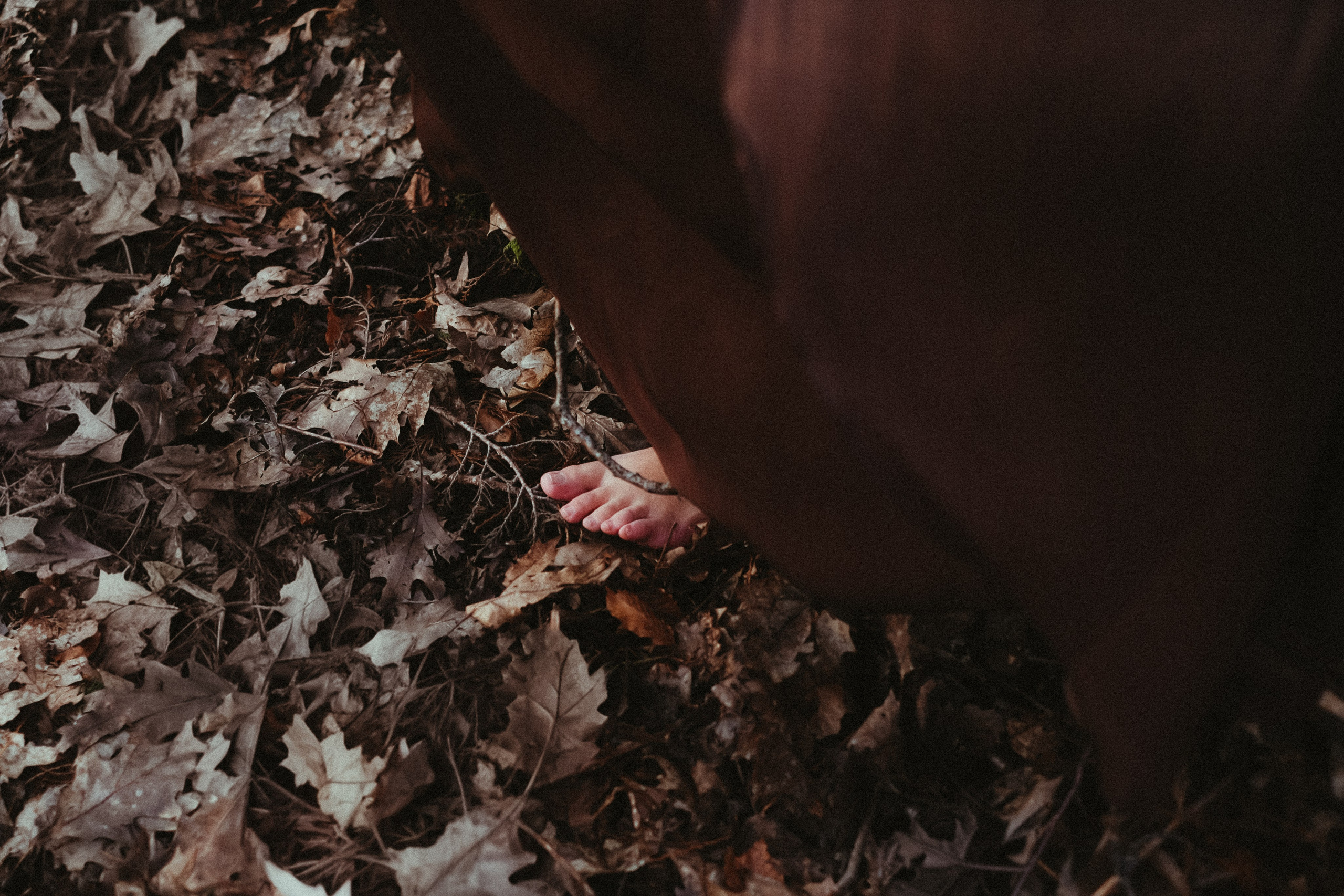 boho inspired pre wedding session surrounded by trees in Portugal