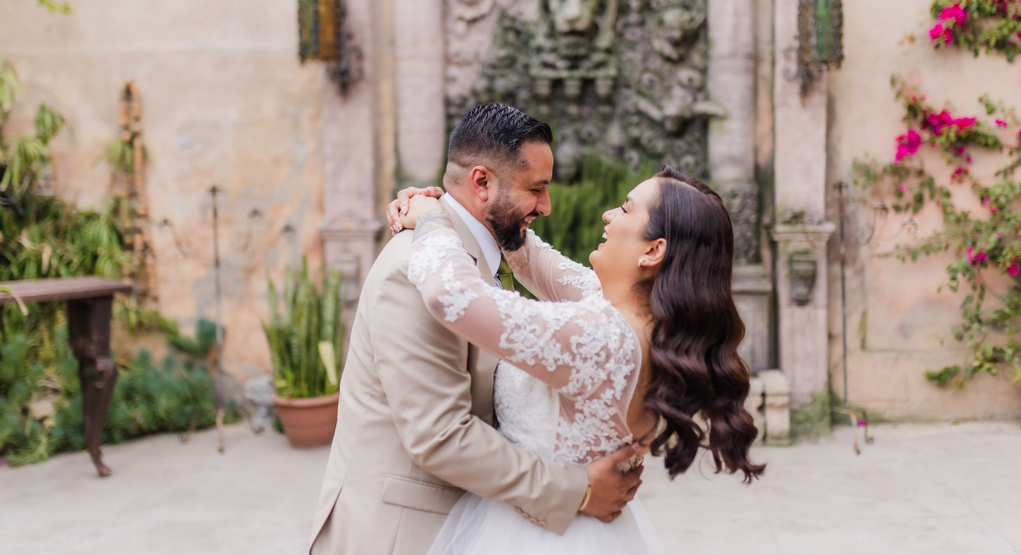 Jardín Casa BaGa bodas: fotografía espontánea y divertida de novios en los mejores jardines de Rosarito.