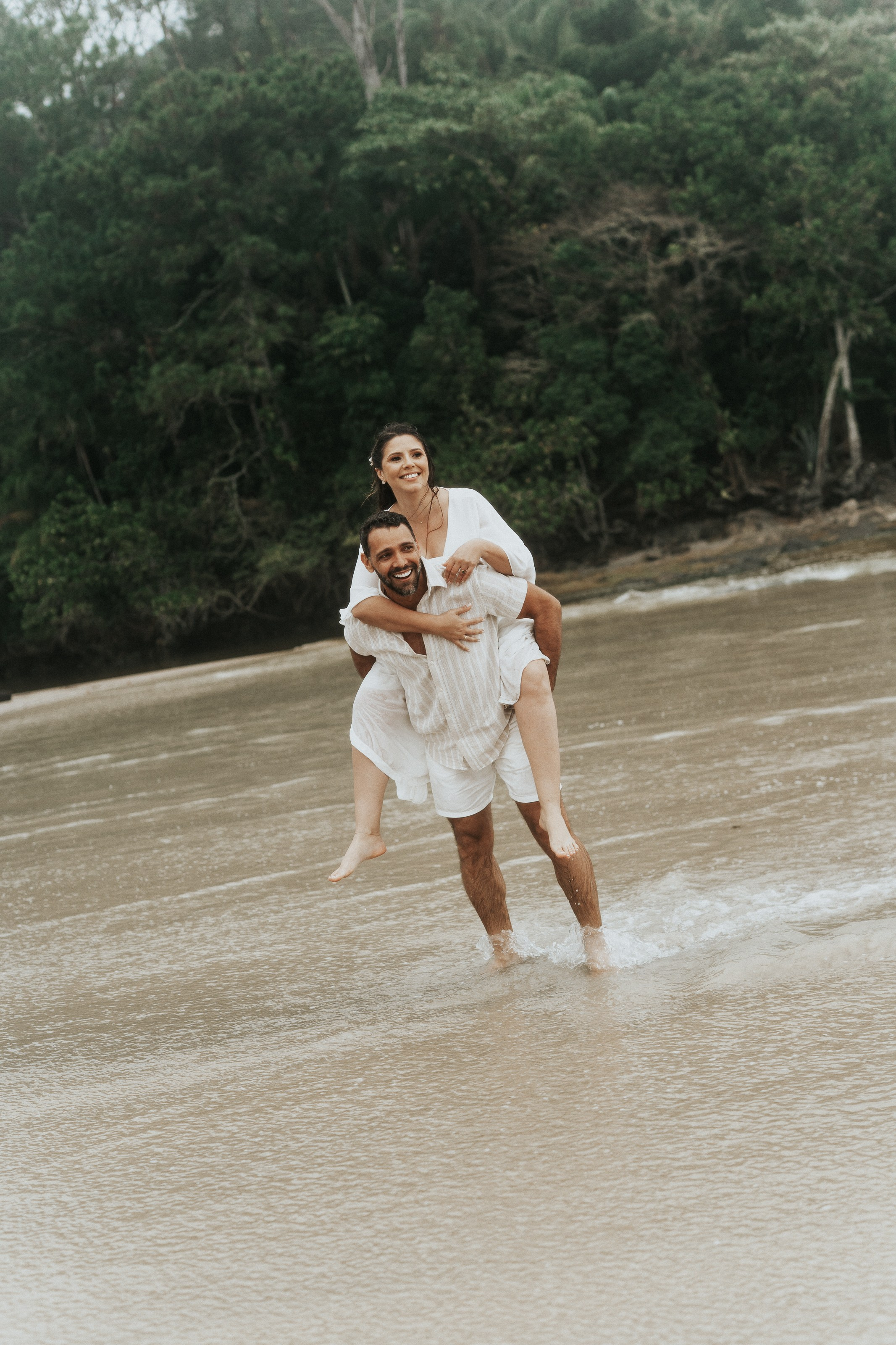 Pré Wedding — Bianca e Maik (Praia Maresias). Fotógrafo de casamento e Filmmaker de casamento