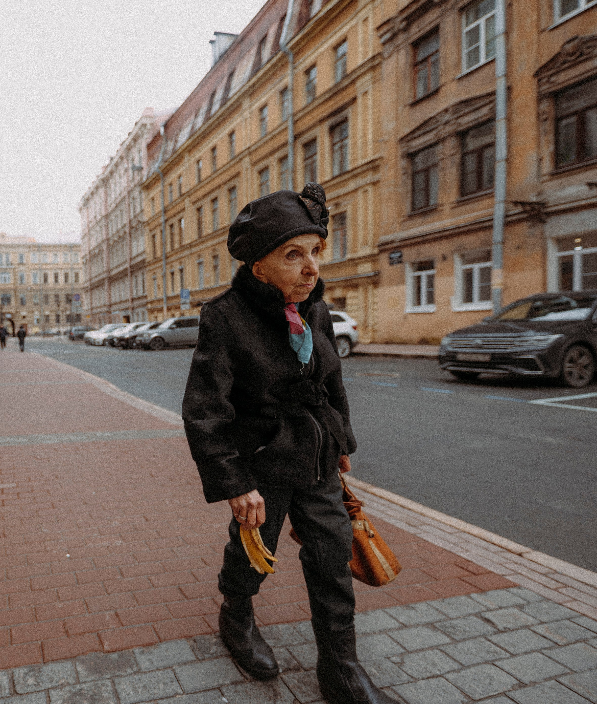 2025. Стрит-фотография, полная абсурда, идиотизма и красоты