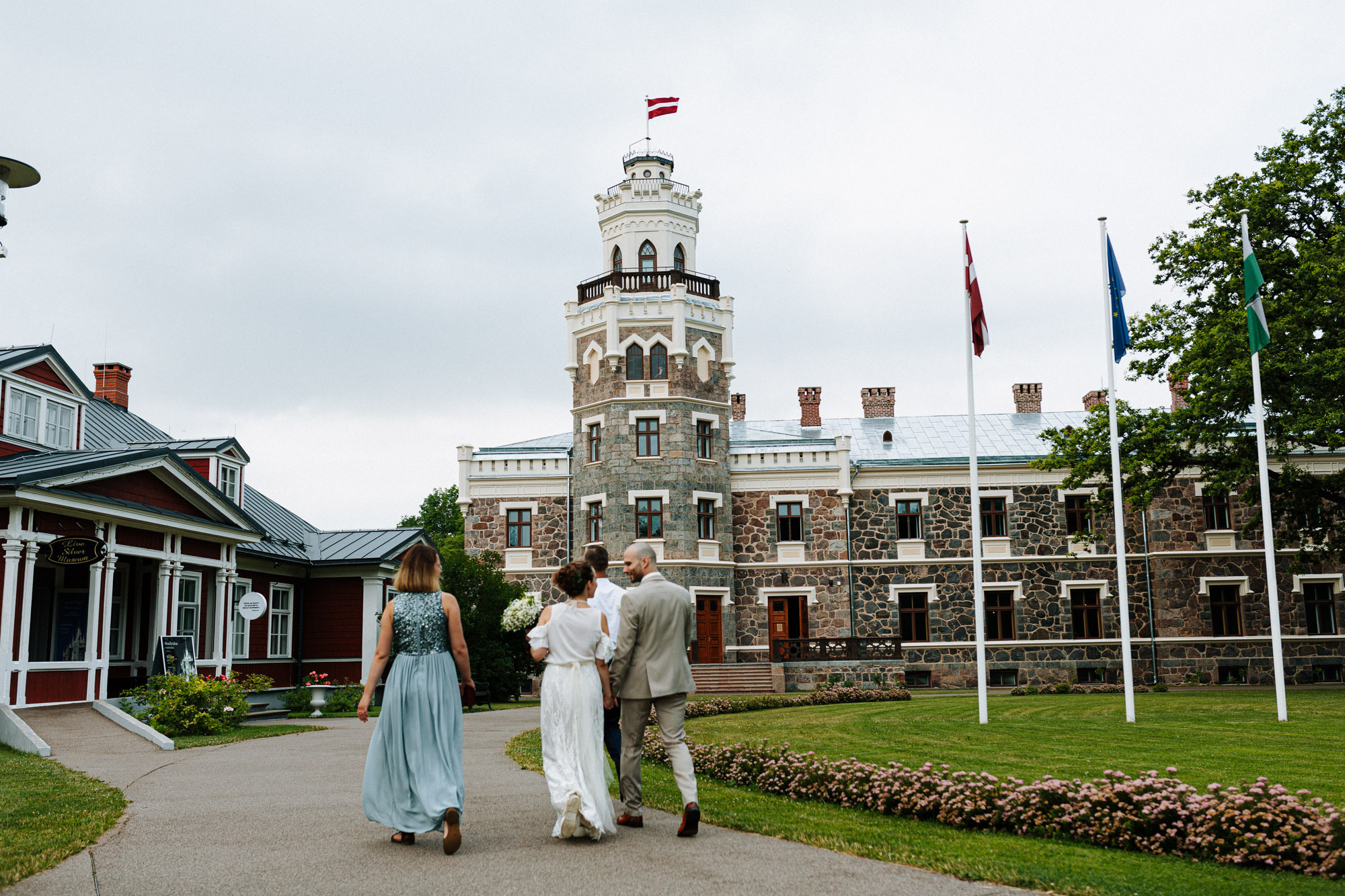Kāzu svinības Siguldas kalnā, pie dabas viesu namā Kamēlijas