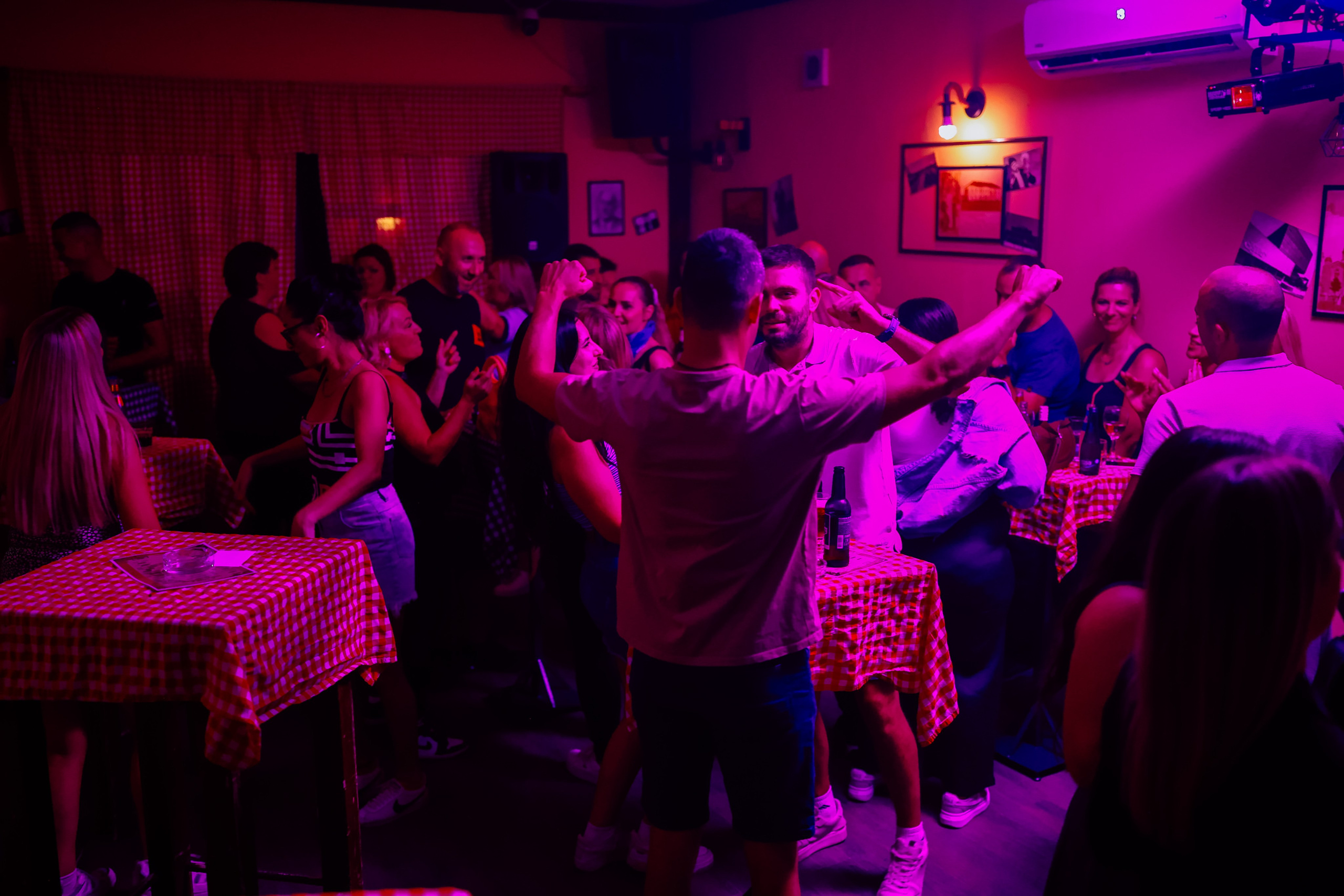 Zurke 90tih — Kafana Gradska Biblioteka. Foto Simic Jagodina