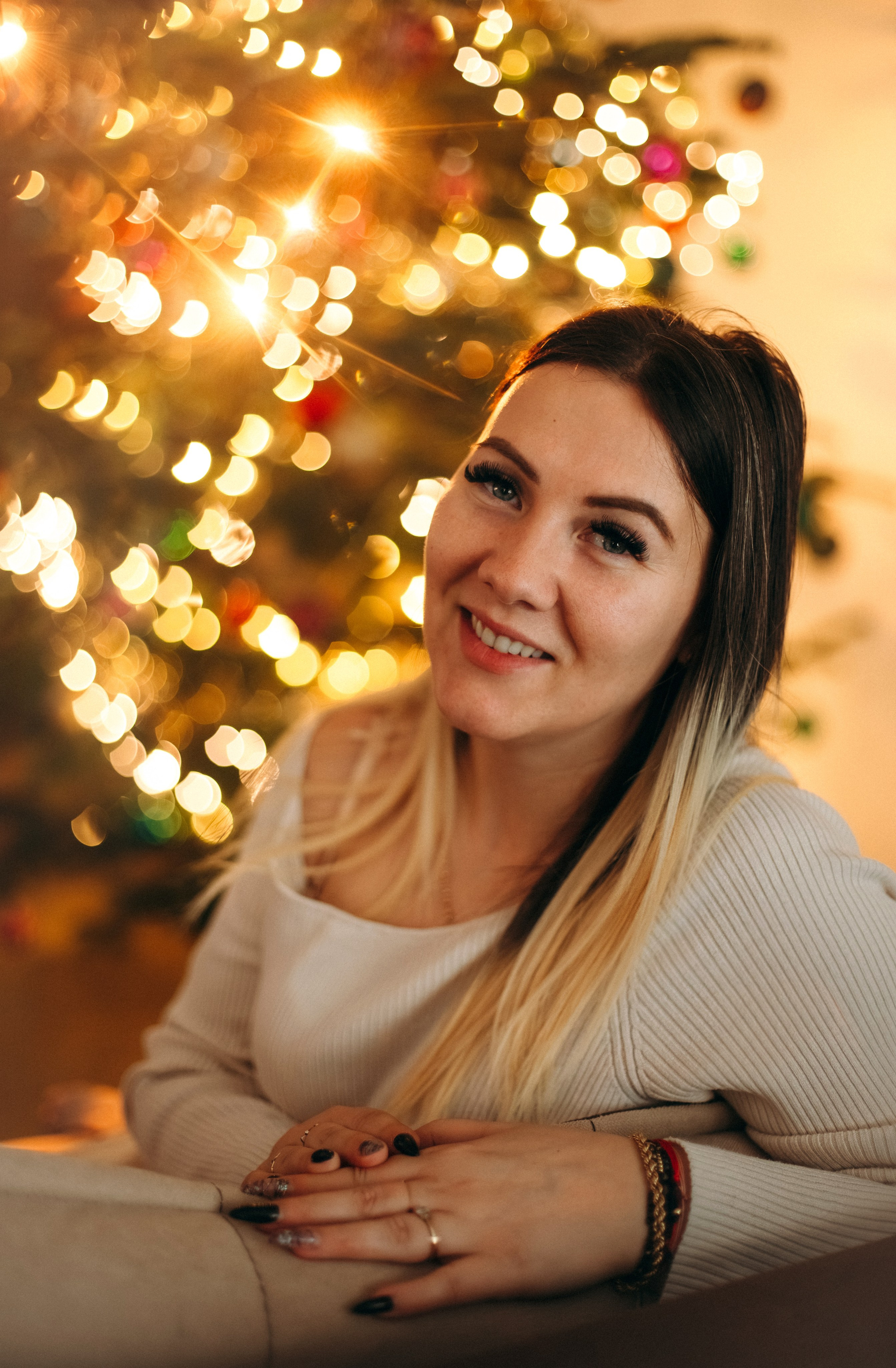 Ședință foto de Crăciun acasă, Amara și Ionuț. Fotograf de familie în Oradea Katsiaryna Ciortan