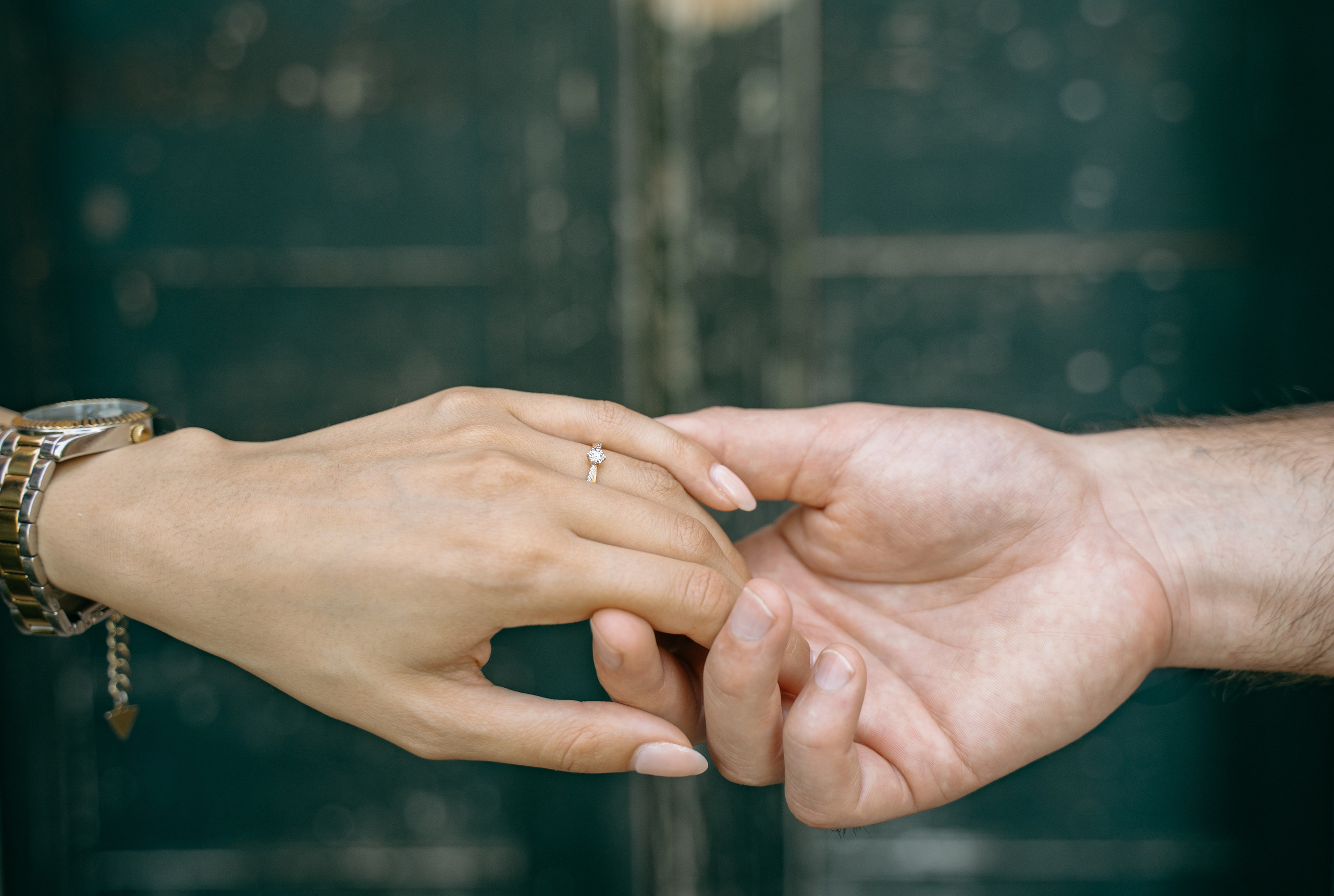newly engaged couple showing the engagement ring during their photoshoot at Parco Sigurtà.