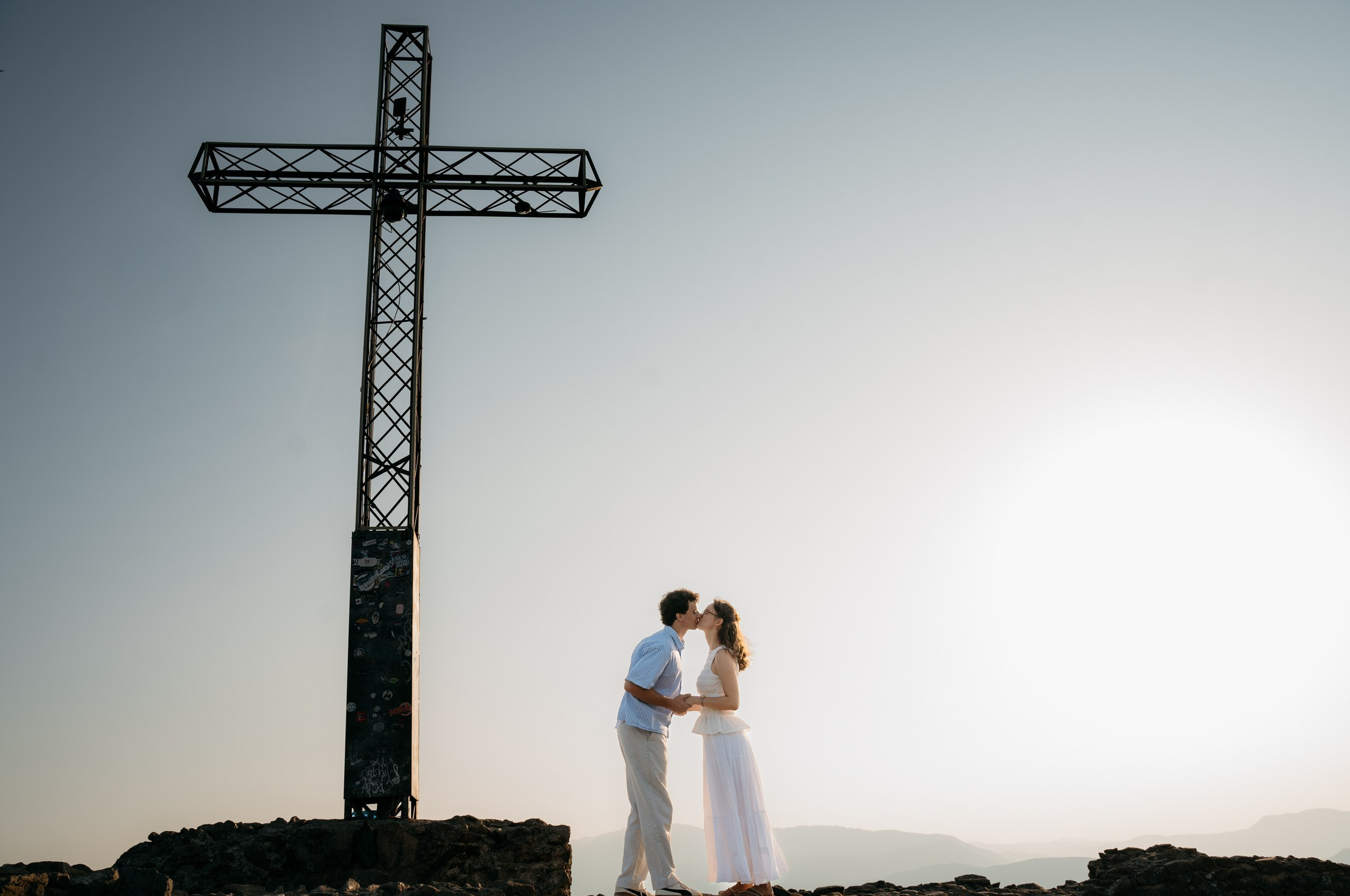 A wide view of a couple’s marriage proposal at Rocca di Manerba, overlooking Lake Garda.