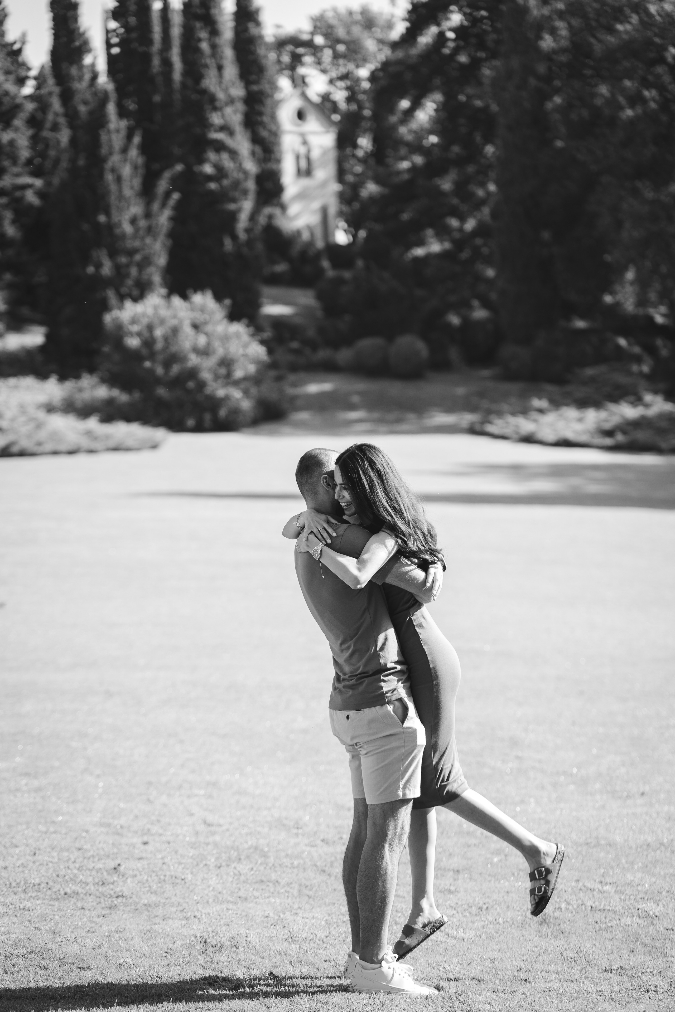 Couple celebrating their engagement in the romantic scenery of Parco Giardino Sigurtà.