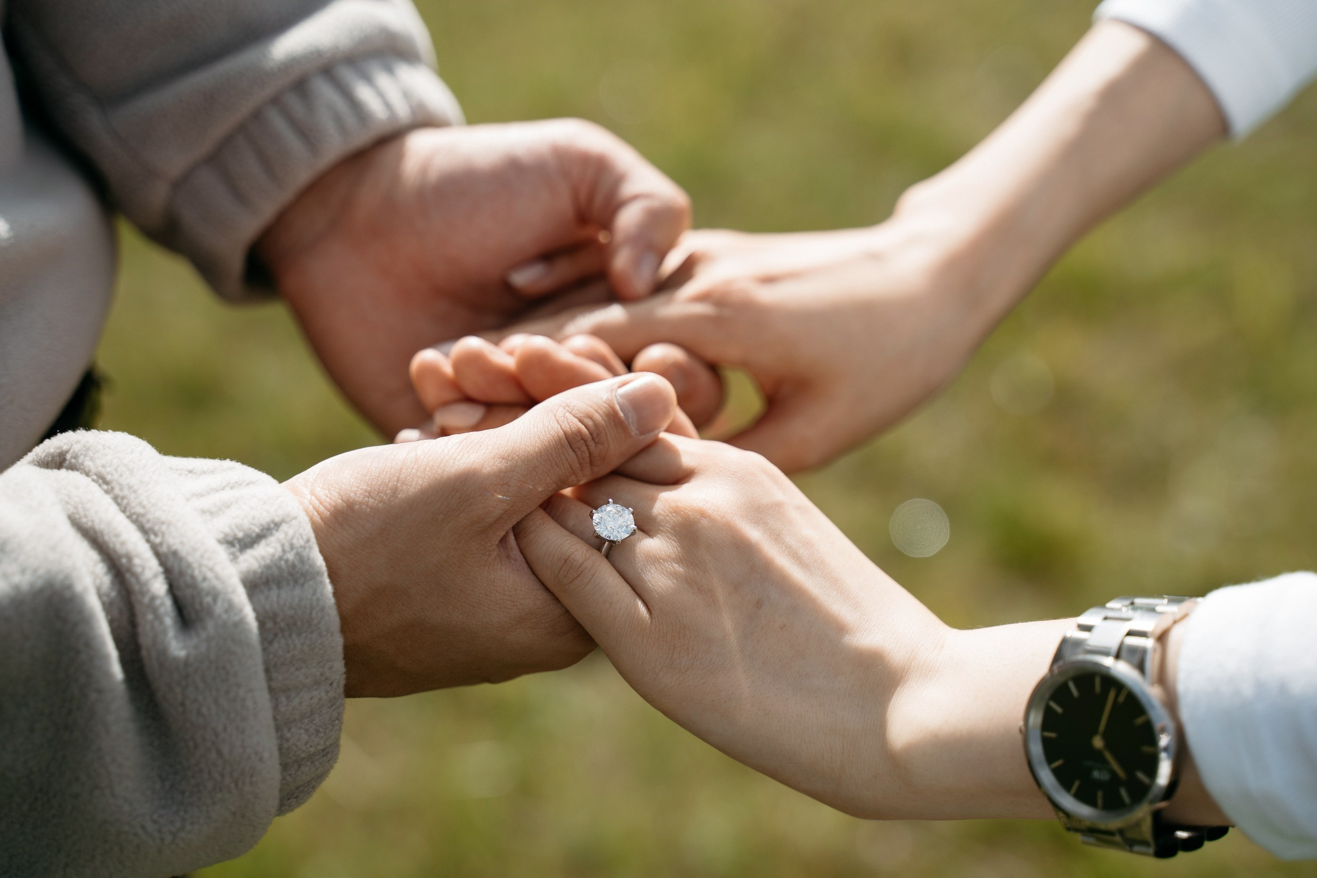 The couple’s hands joined together, showing the engagement ring during their Alpe di Siusi morning session.