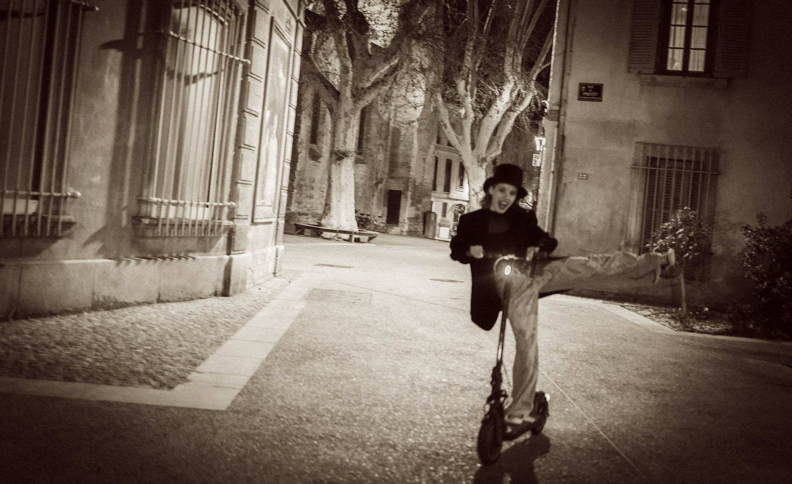Portrait de femme charismatique. Histoires d’amour, séances photos de famille et de mariage en France