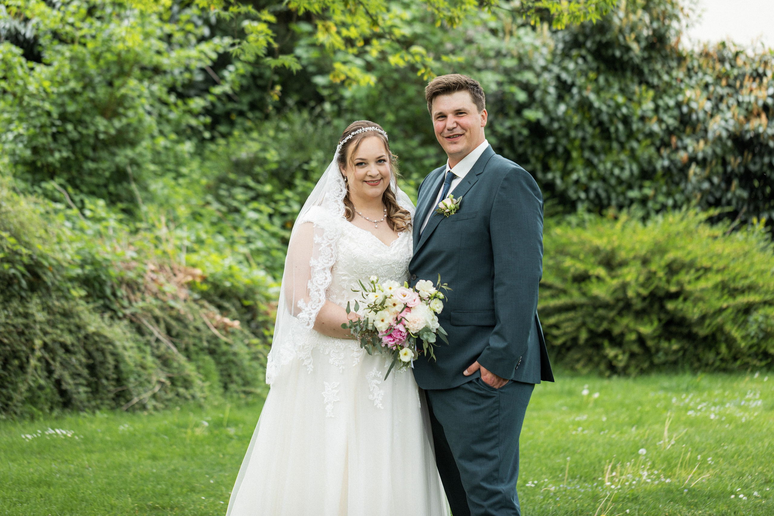 Kirchliche Trauung in Oerlinghausen – Emotionale Hochzeitsfotos & Stilvolle Reportagen!. Hochzeitsfotografin in Gütersloh | Authentische Hochzeitsreportagen | TK Photographie