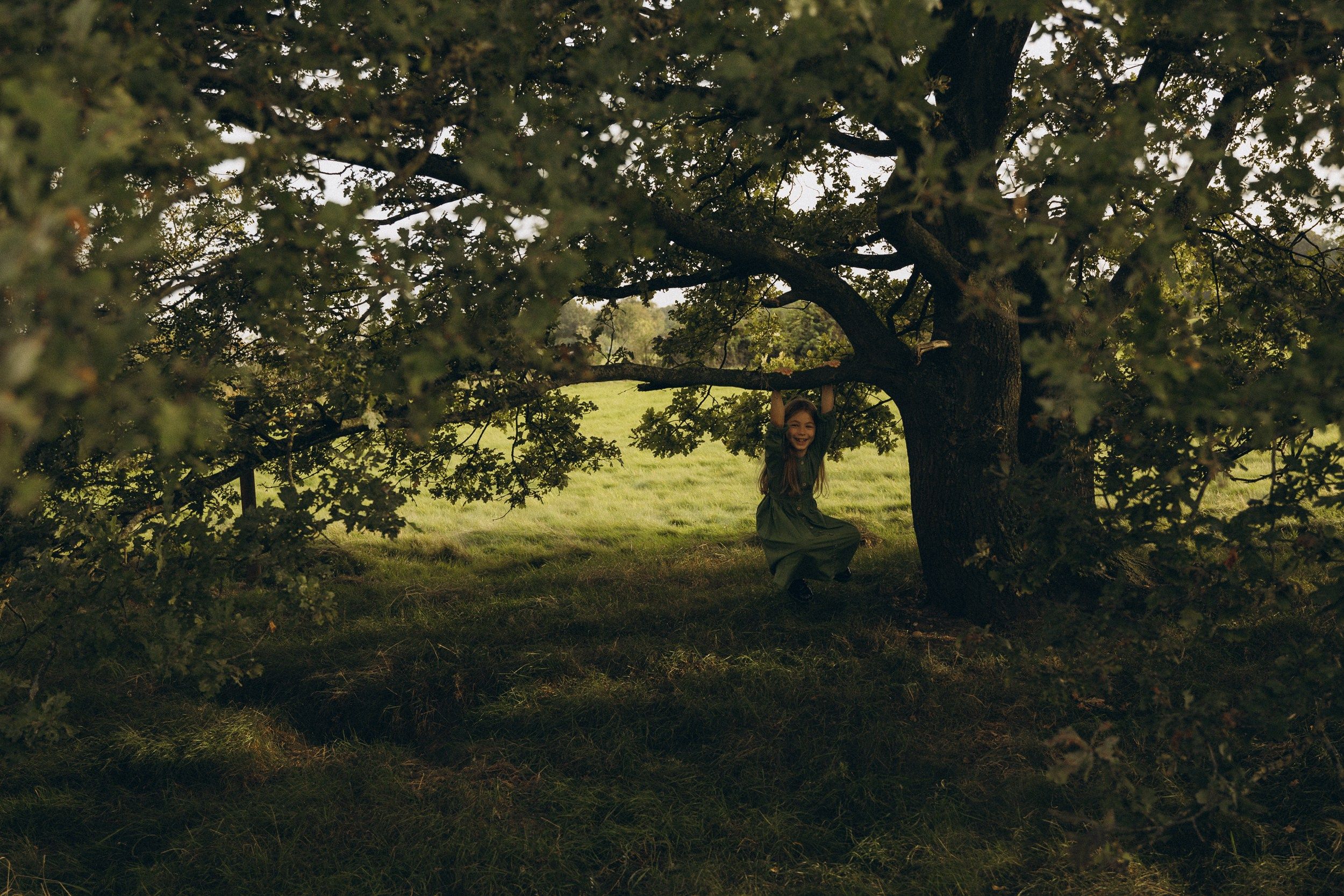 Mama und ihre zwei bezaubernden Töchter in einer familiären Fotosession. Familien & Hochzeitfotografin Nadja Holzmann
