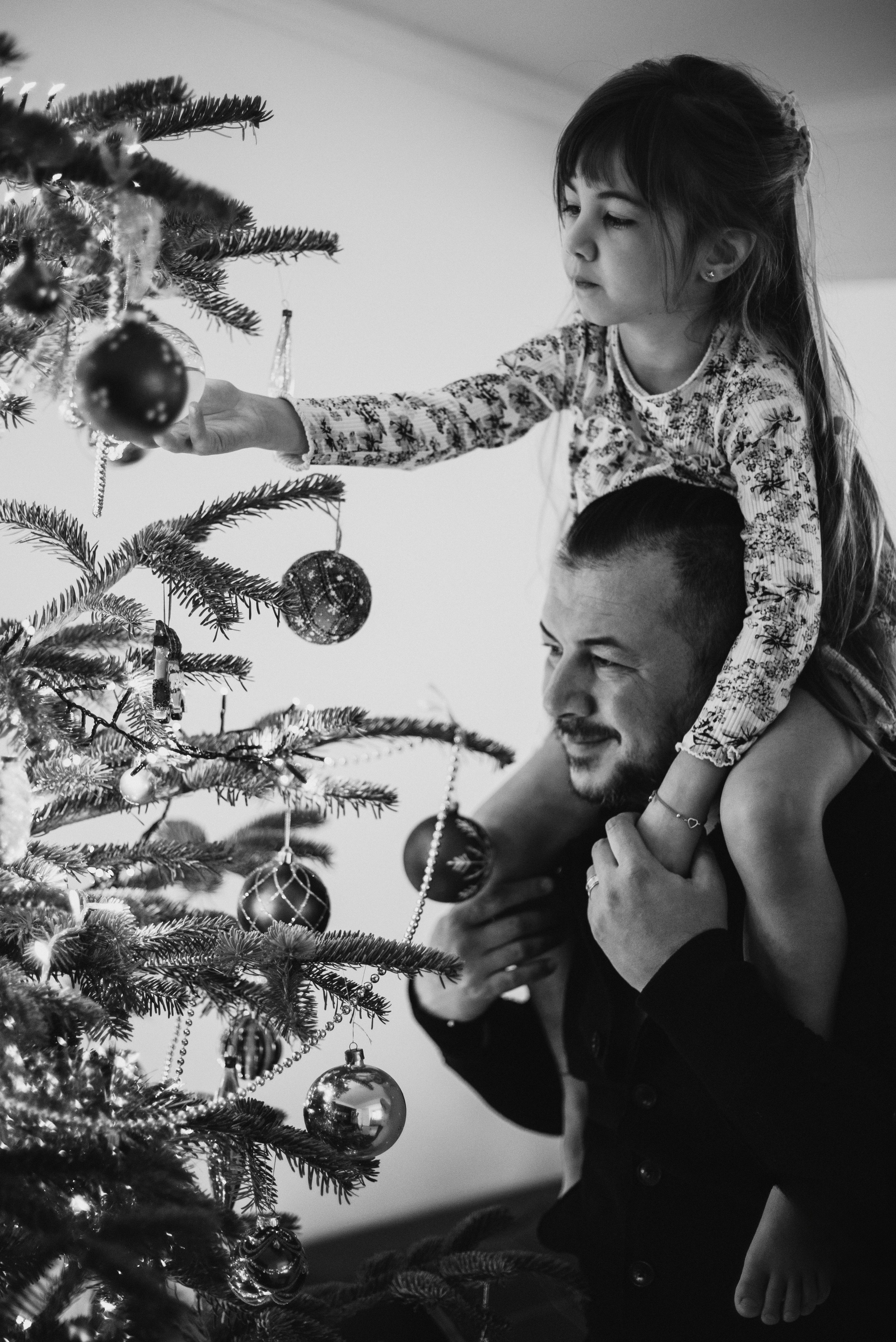 Ședință foto de Crăciun acasă, Amara și Ionuț. Fotograf de familie în Oradea Katsiaryna Ciortan