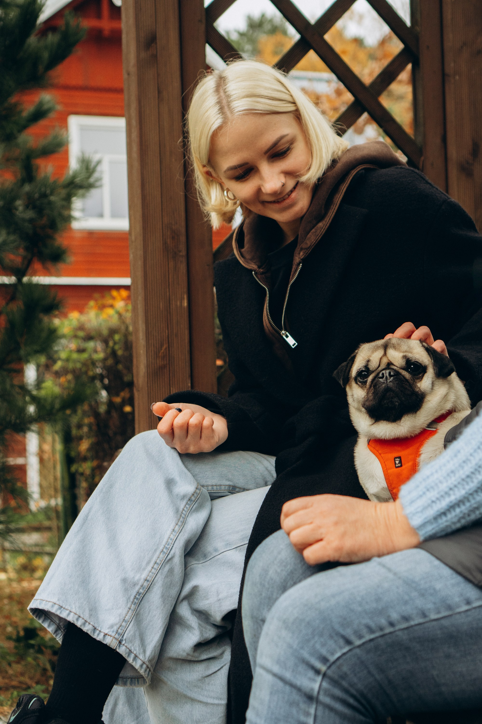 Jelena and her Sandy, Pug and Katja and her Safiir, Cardigan Welsh Corgi. Kat Laisaar — Pet photographer in Tallinn