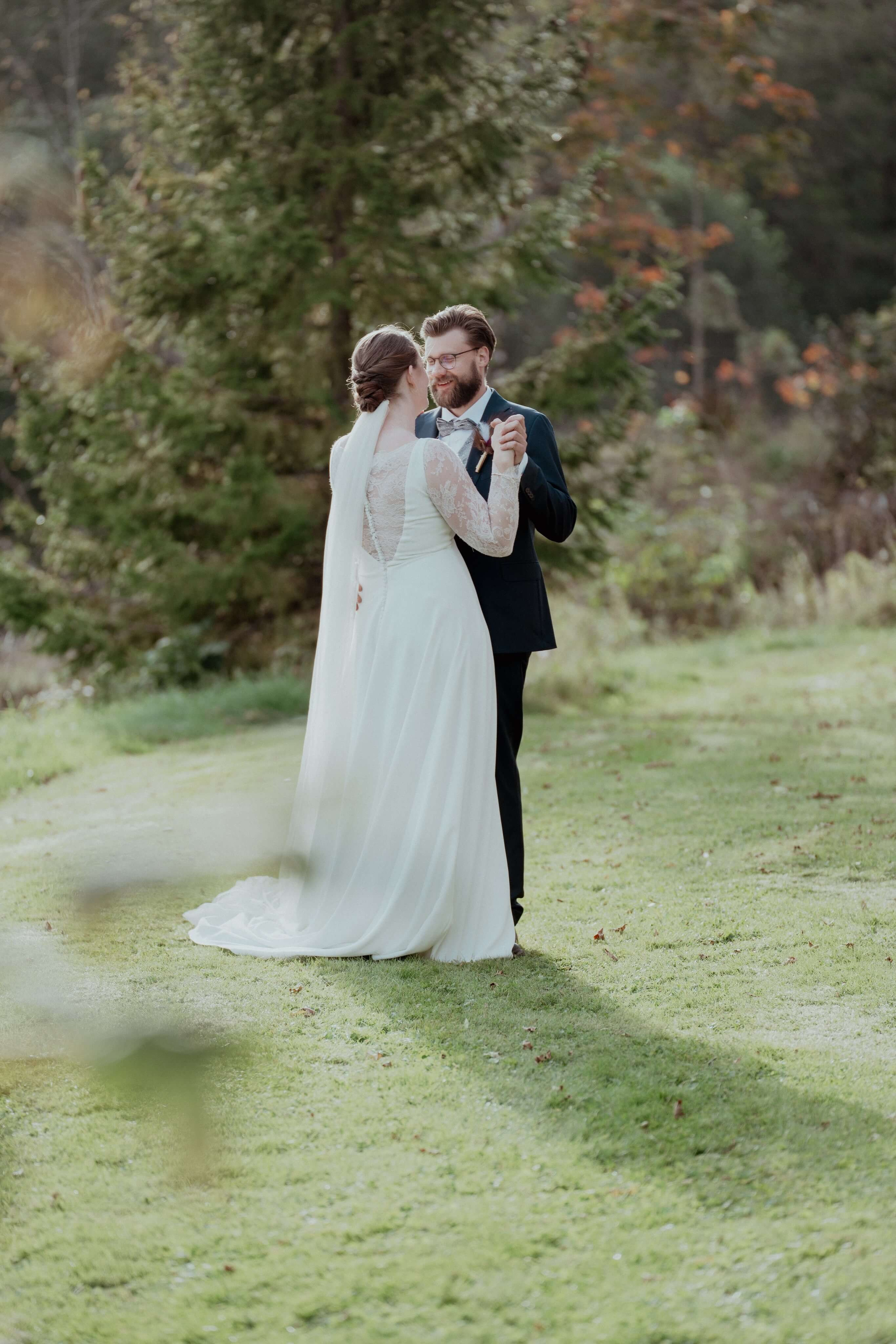 Bryllupsforografering i Porsgrunn, Telemark Brudeparet danser i naturen.