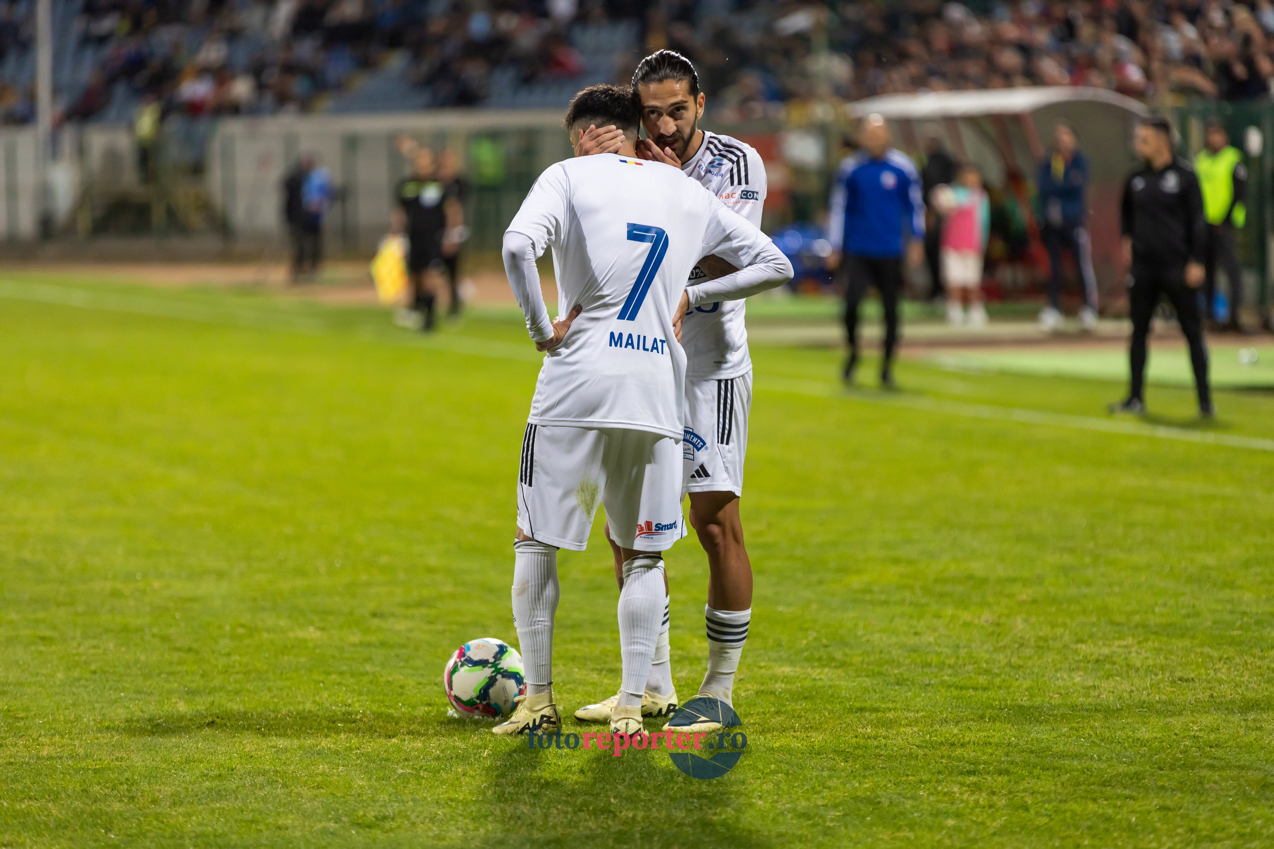 Galerie Foto: FC Botoșani vs. CS Mioveni - Pe 17 mai 2024, am fost martorii unei partide incredibile între FC Botoșani și CS Mioveni, în prima manșă a barajului pentru evitarea retrogradării. În fața unui stadion plin de emoție și speranță, echipa noastră a obținut o victorie importantă, cu un gol marcat de Aldair în minutul 93. 💪 *FC Botoșani 1-0 CS Mioveni*⚽️ Urmăriți momentele cheie ale meciului și bucuria suporterilor în această galerie foto! Pregătiți-vă pentru meciul de retur de pe 24 mai, când vom lupta din nou pentru a rămâne în prima ligă.#FCBotoșani #CSMioveni #BarajRetrogradare #ForzaBotoșani 