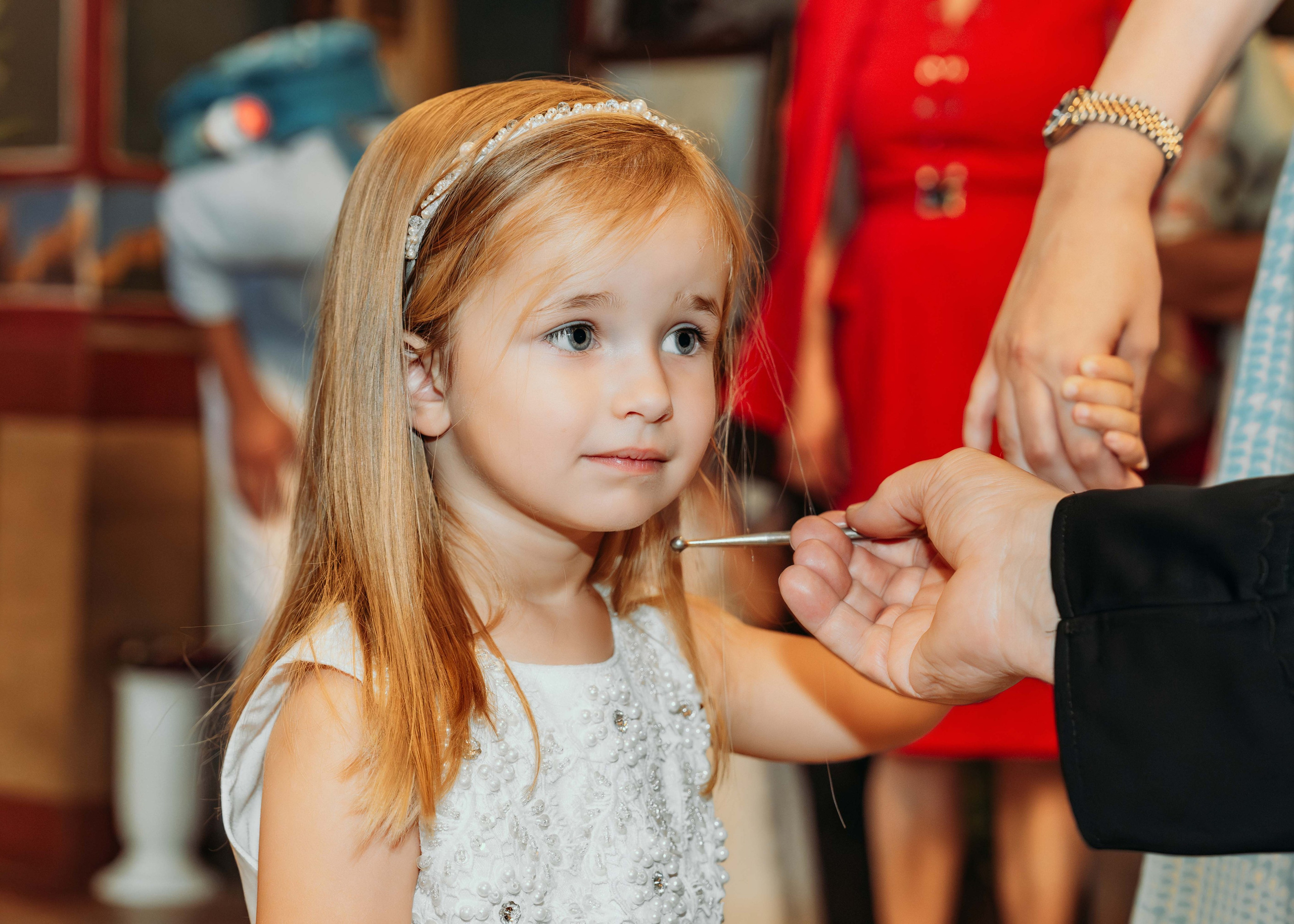 Detalj makaza i pramena kose na krštenju