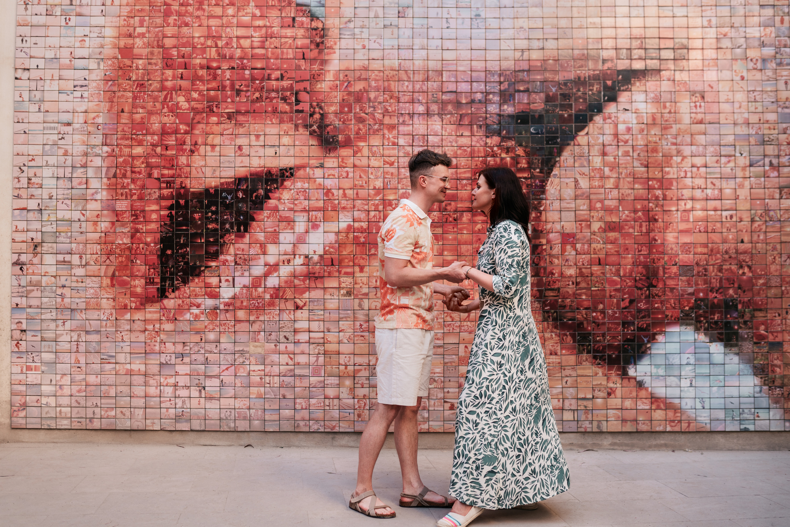 Love story Center Barcelona. DiaFoto — Wow Photographer in Barcelona | Premium Barcelona Photoshoot Experience