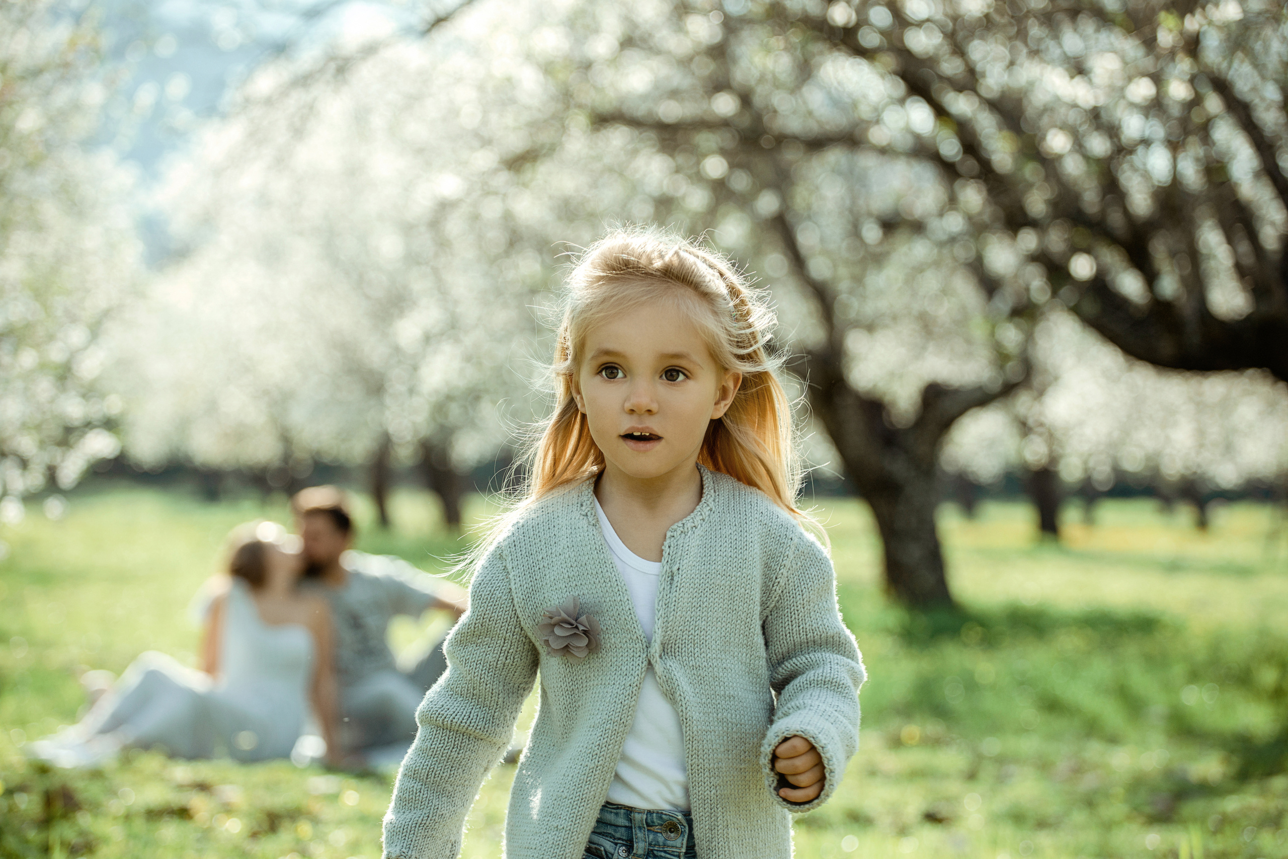 Family photo session in a flowering almond garden. Julia Ganch I Fashion Wedding Photography I Cappadocia Turkey