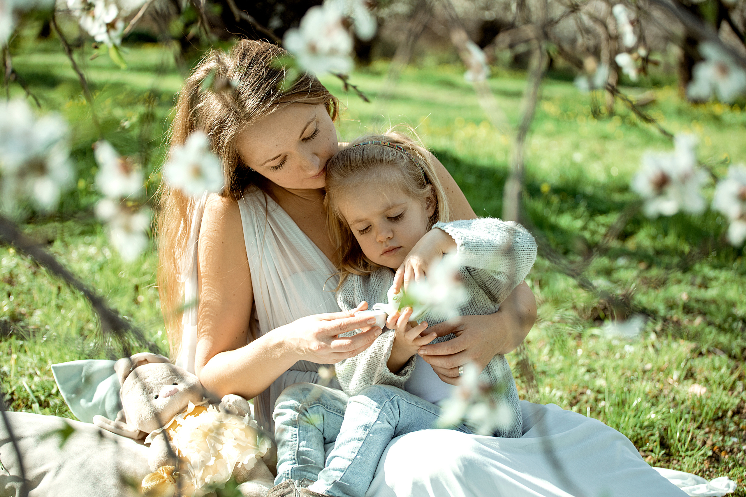 Family photo session in a flowering almond garden. Julia Ganch I Fashion Wedding Photography I Cappadocia Turkey