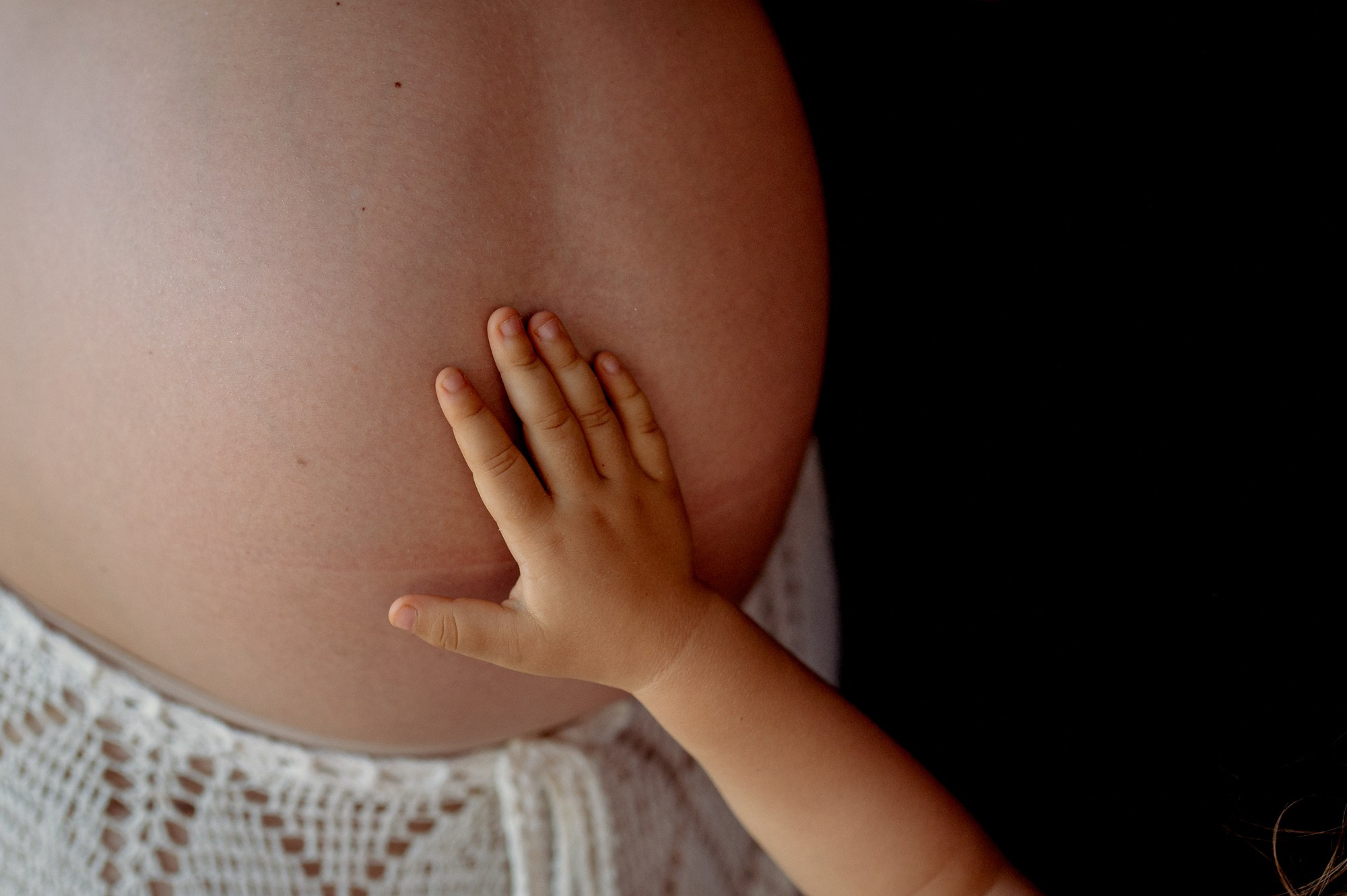 Ensaio Gestante — Praia do forte. Água Carmim Fotografia