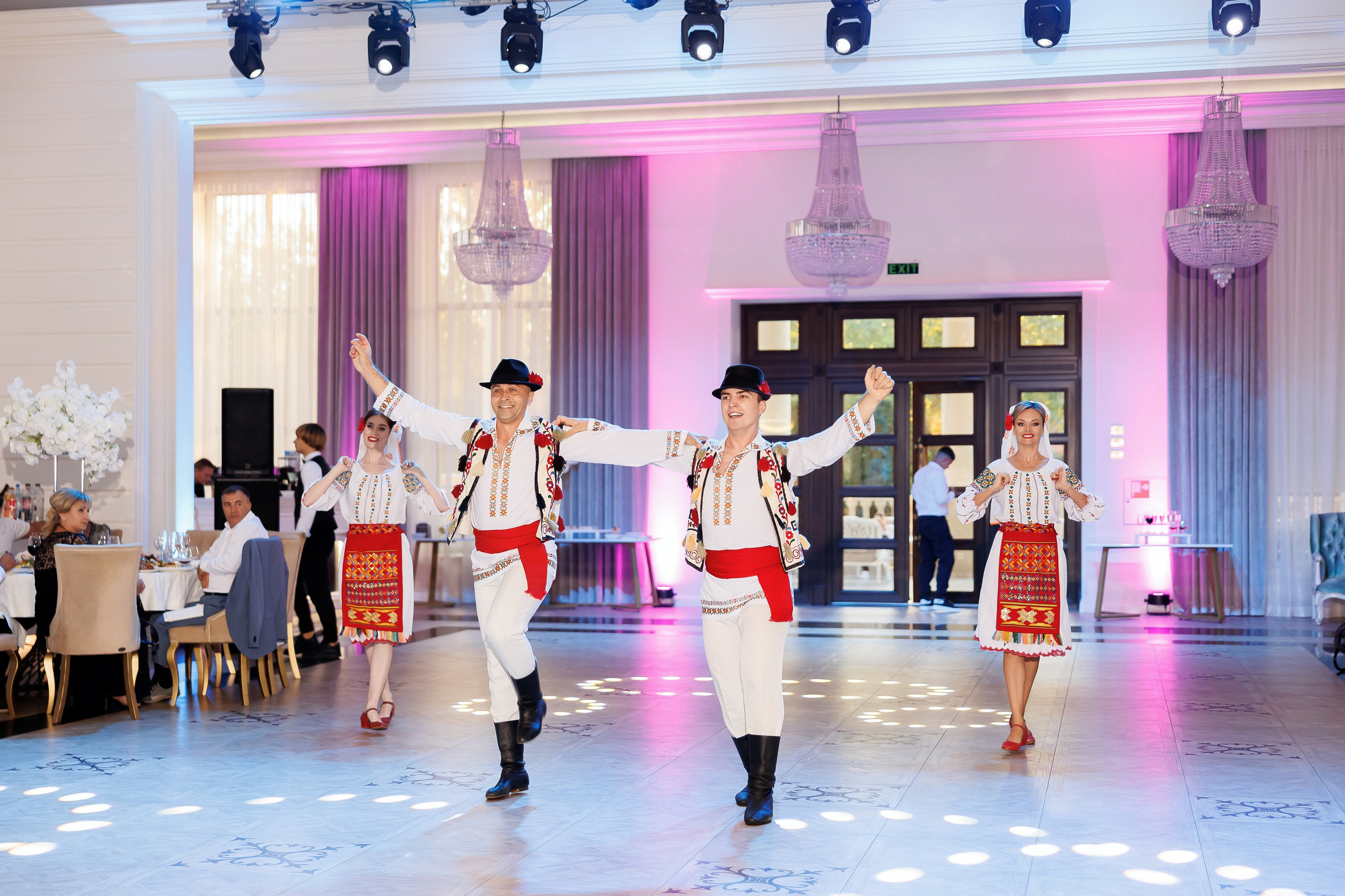 Eugen & Livia — Grand Elysee — Wedding Day. Servicii Foto și Video 067188353