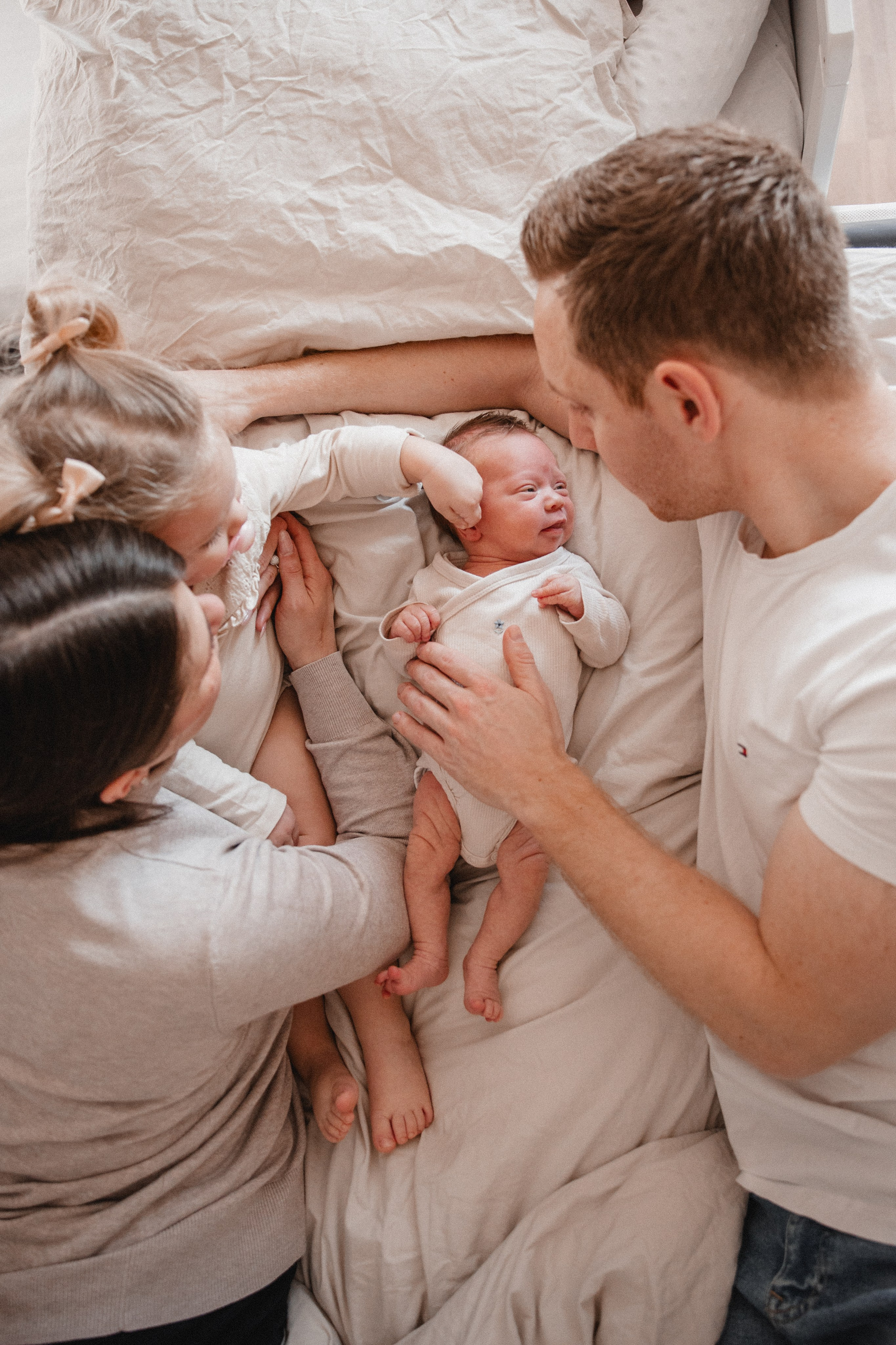 Neugeborenenfotos Zuhause. Hochzeitsfotografie |Hochzeitsfotograf Bochum | Hochzeitsfotograf Dortmund | Hochzeitsfotograf Essen | Hochzeitsfotograf Ruhrgebiet