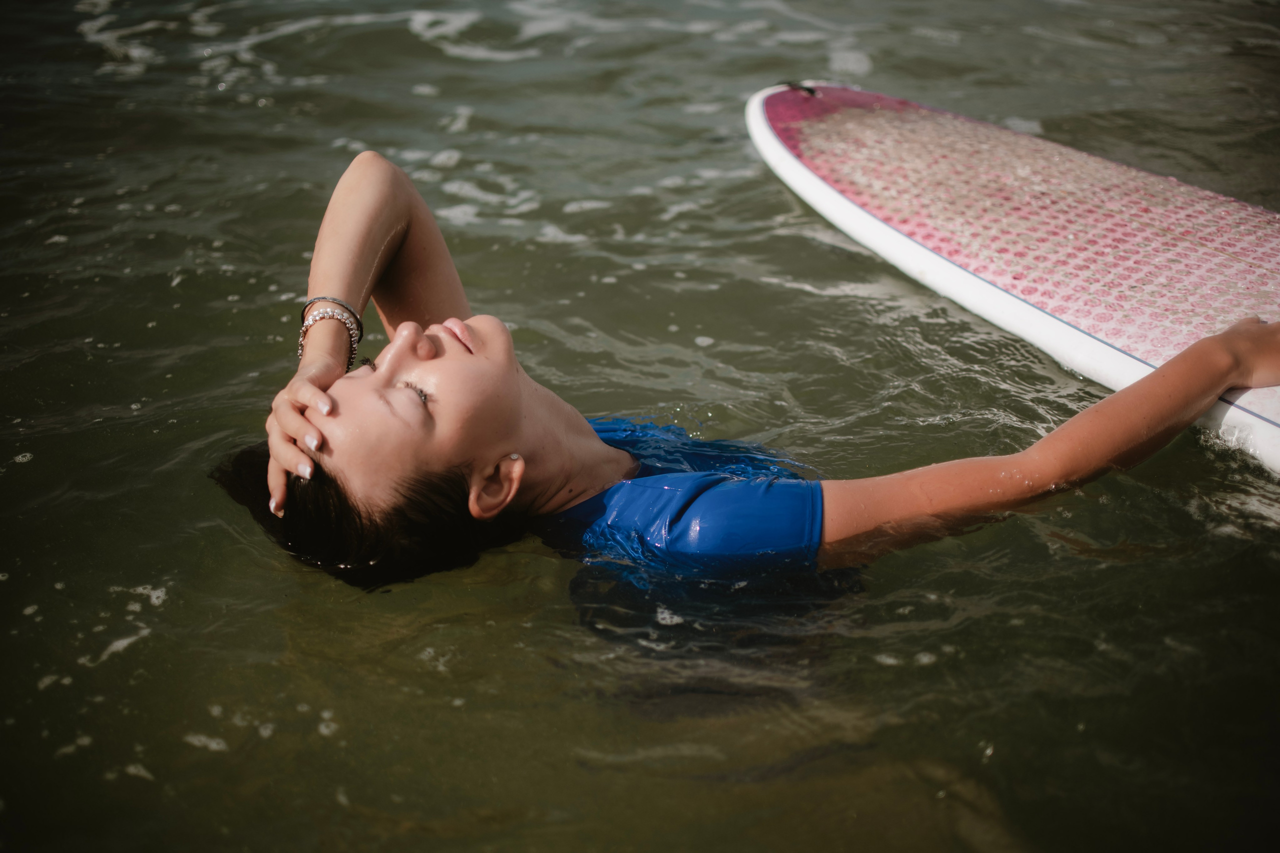 Photoshoot with a surfboard | Colour