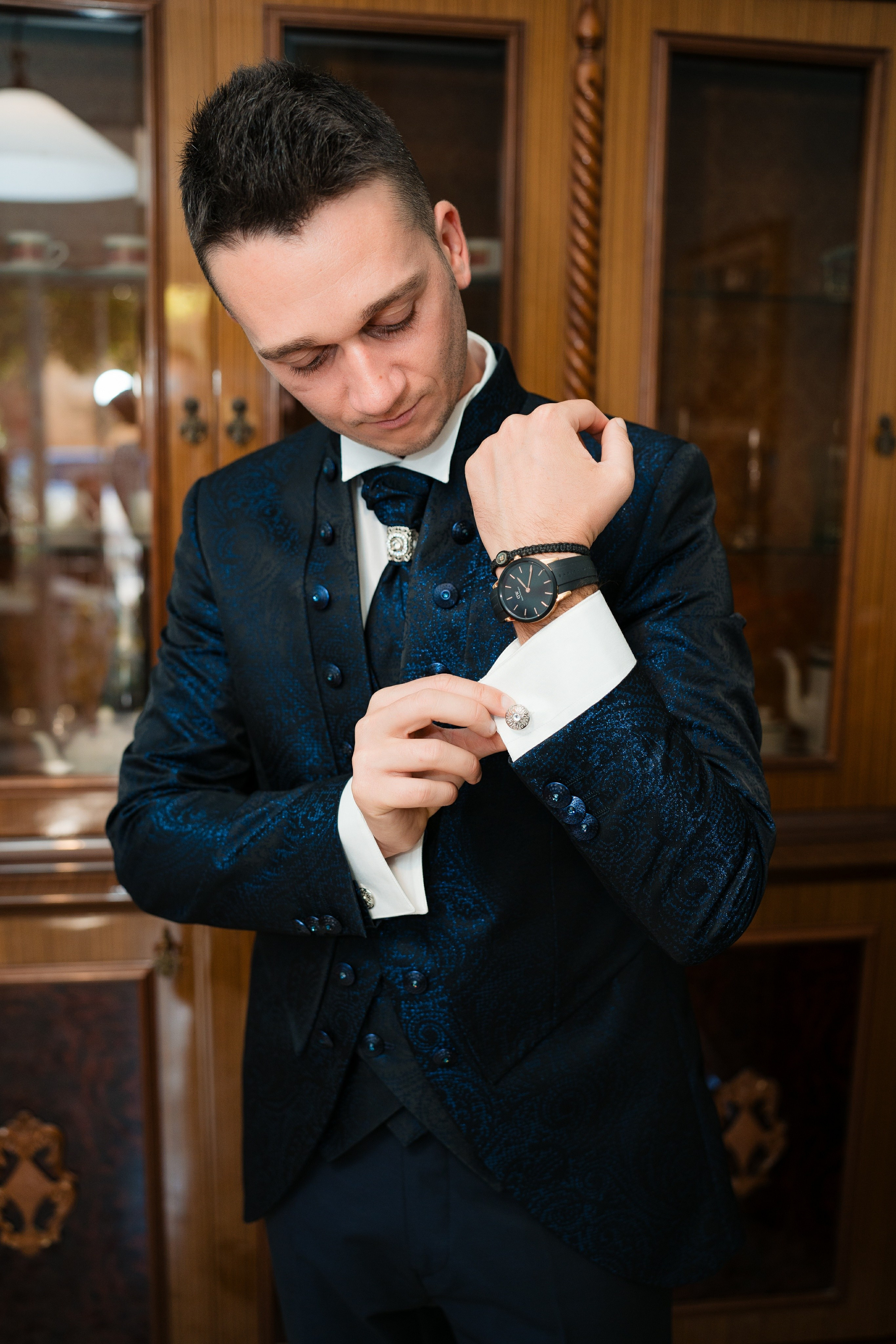 Mirele isi verifica daca are camasa inchisa la Butoni