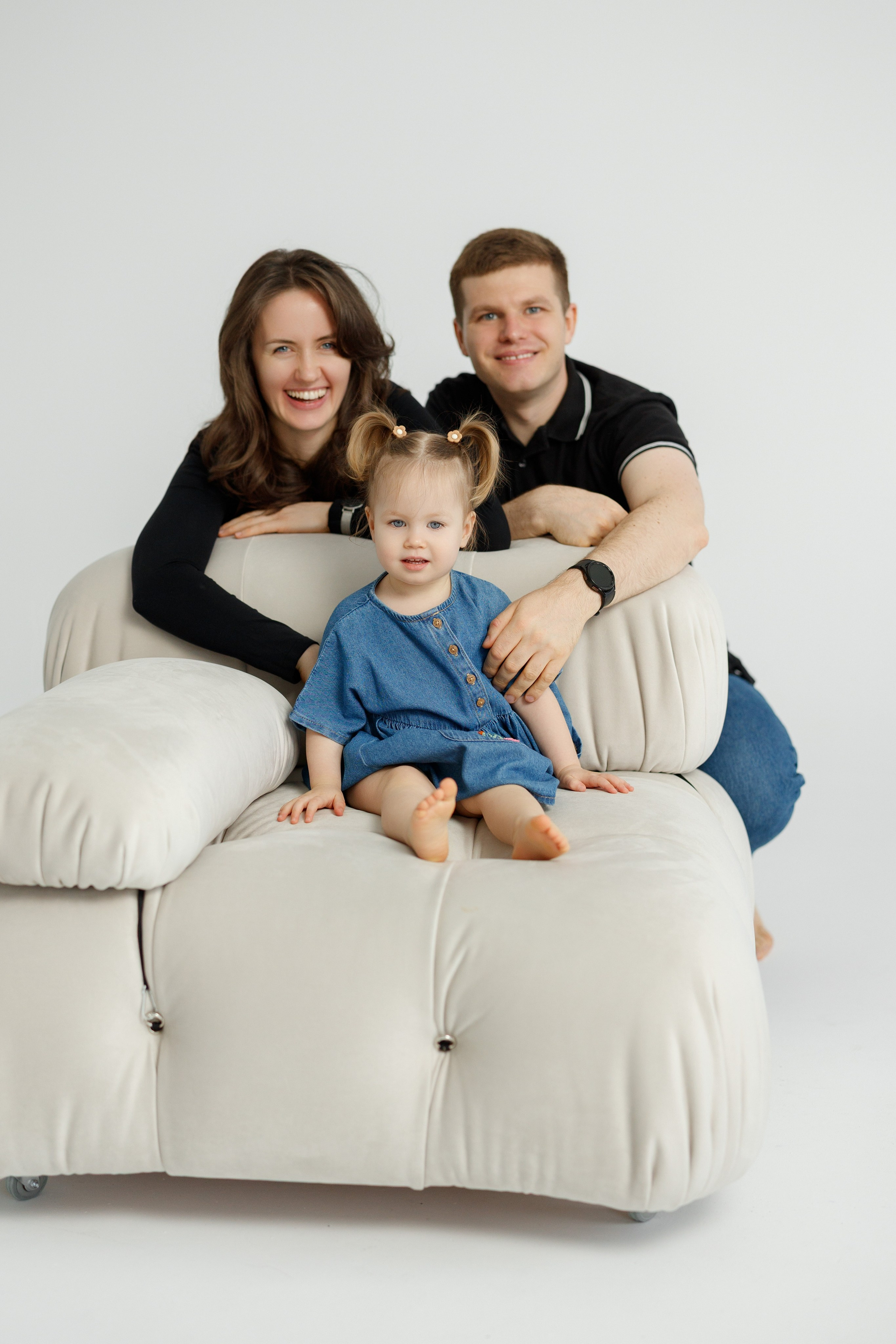 Ședință Foto de Familie — Stil Minimalist pe Fundal Alb. Scarlat Photography