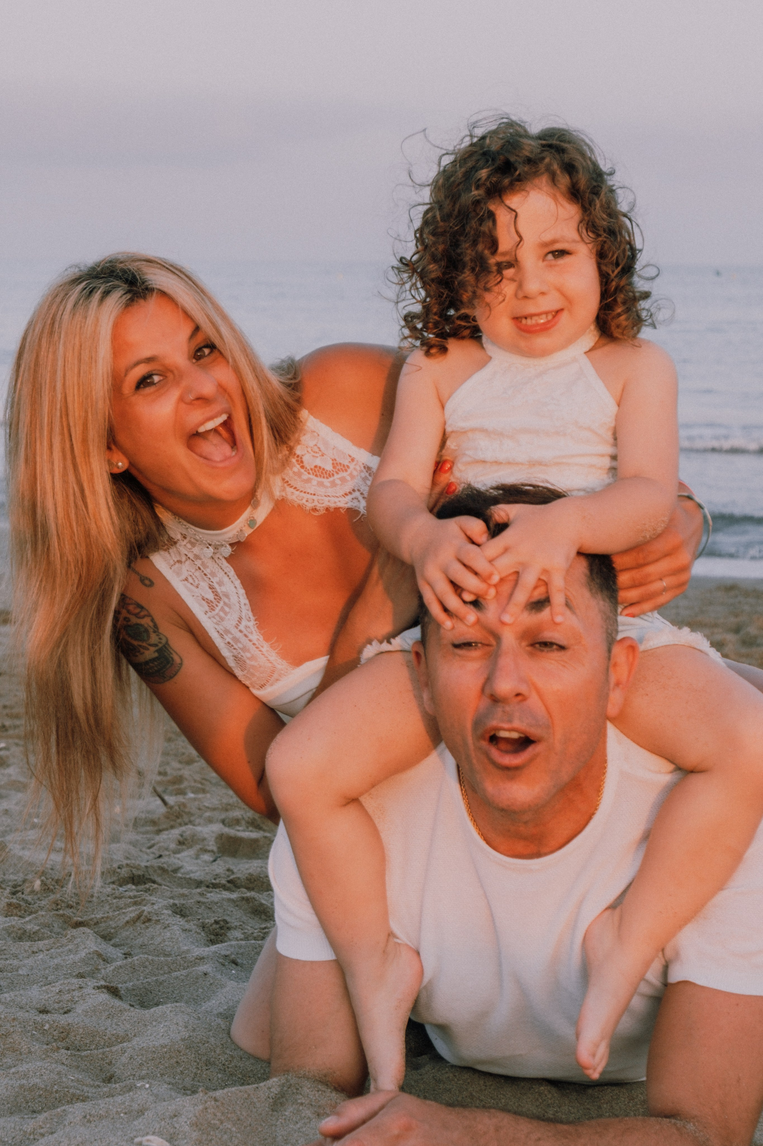 Sesión familiar en la playa. Fotografía profesional en Calafell - Elena Medvedeva